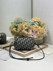 DIOR 26S BOW POUCH BAG 20 IN BLACK AND BEIGE OBLIQUE JACQUARD