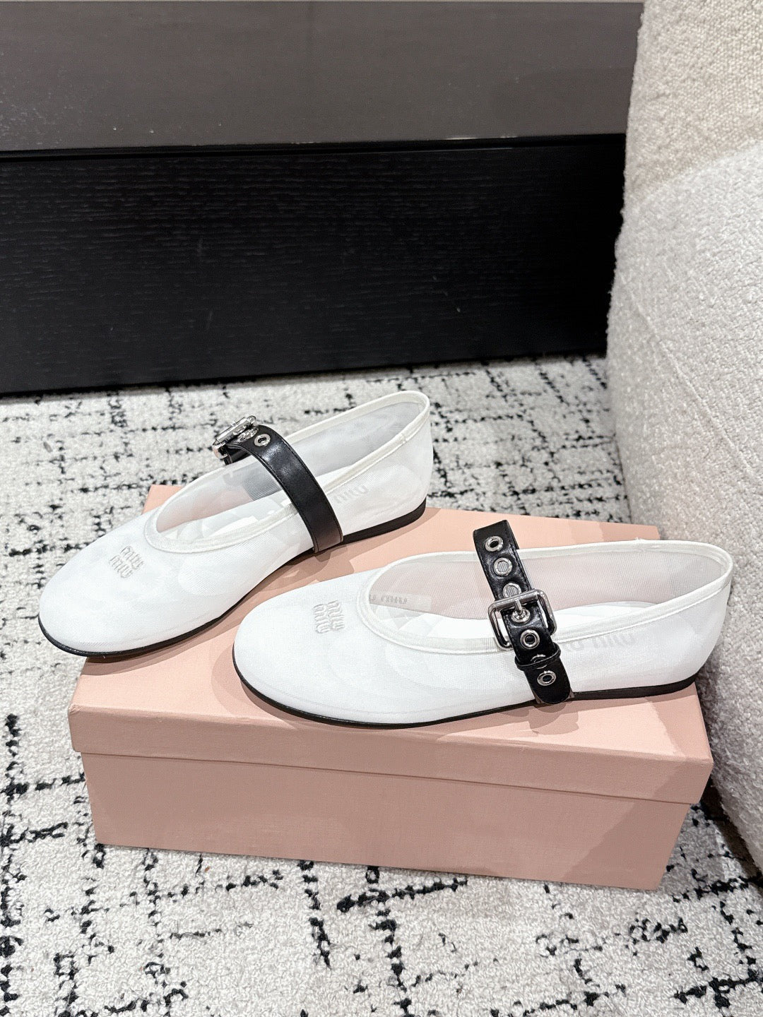 MM BALLET FLATS IN WHITE MESH AND BLACK LEATHER