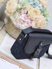 MEDIUM SADDLE MESSENGER BAG IN BLACK OBLIQUE JACQUARD AND BLACK GRAINED CALFSKIN