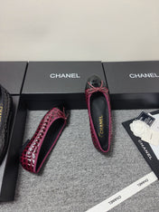 CHANEL 26S BALLET FLATS IN BLACK & BURGUNDY PATENT LEATHER