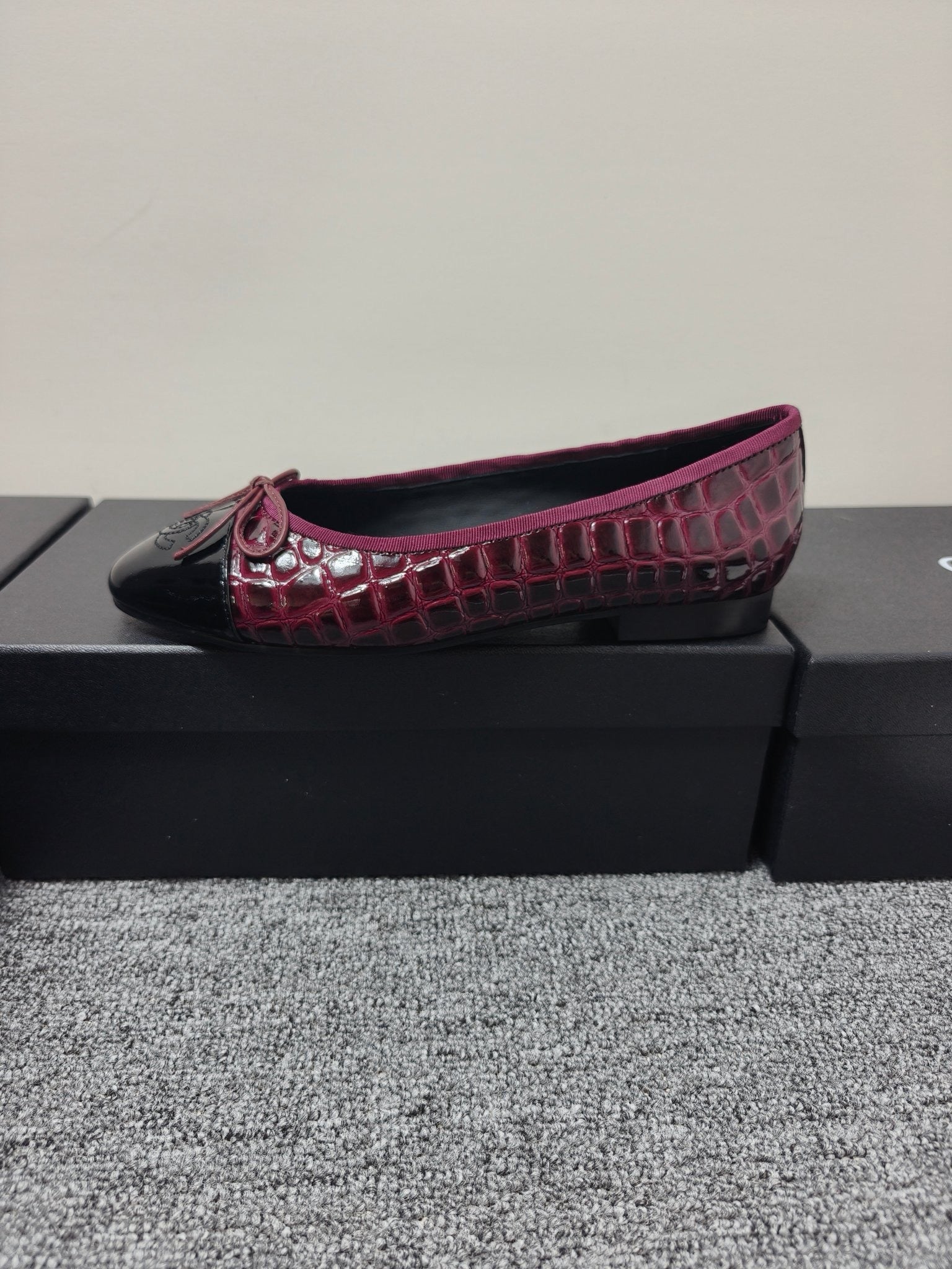 CHANEL 26S BALLET FLATS IN BLACK & BURGUNDY PATENT LEATHER