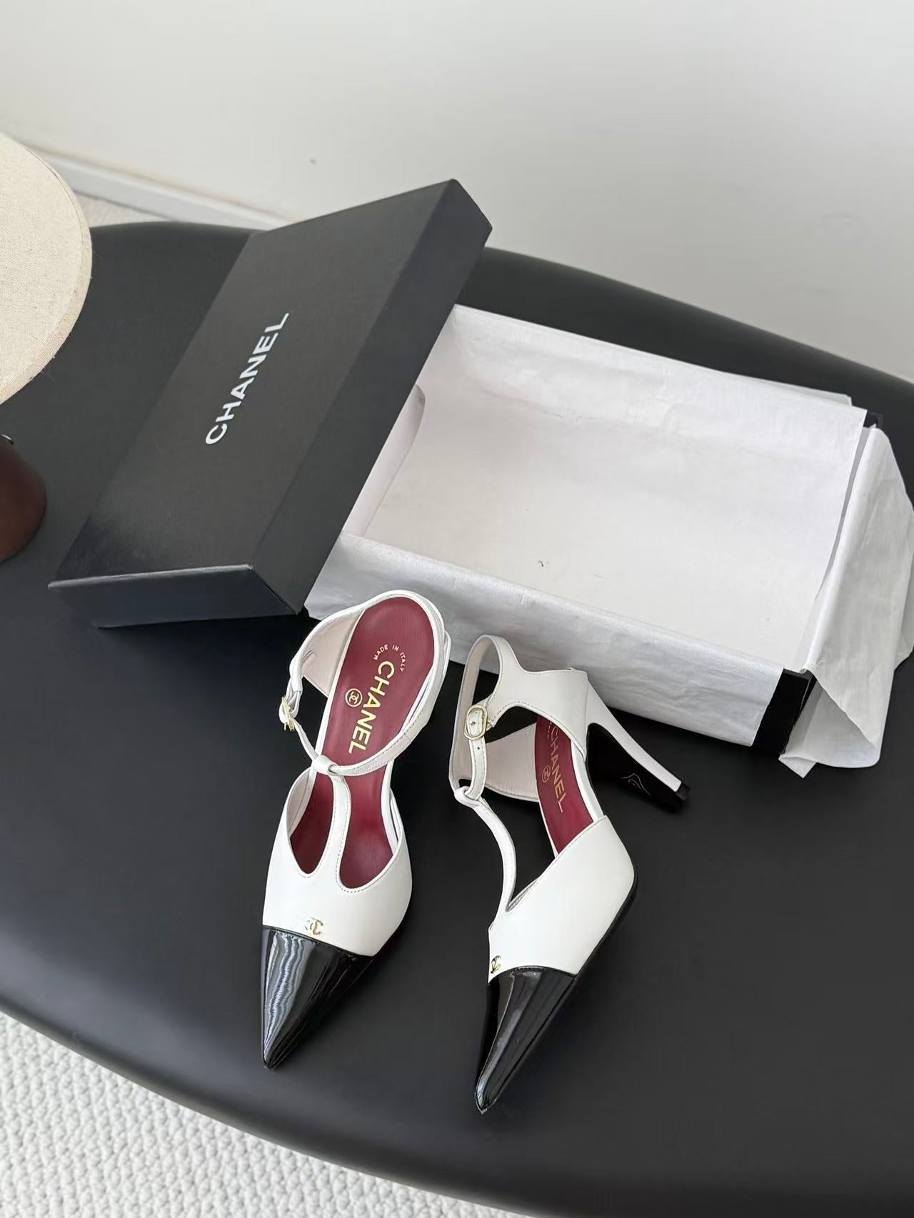 CHANEL 26S SLINGBACK PUMPS IN WHITE LAMBSKIN & BLACK PATENT LEATHER