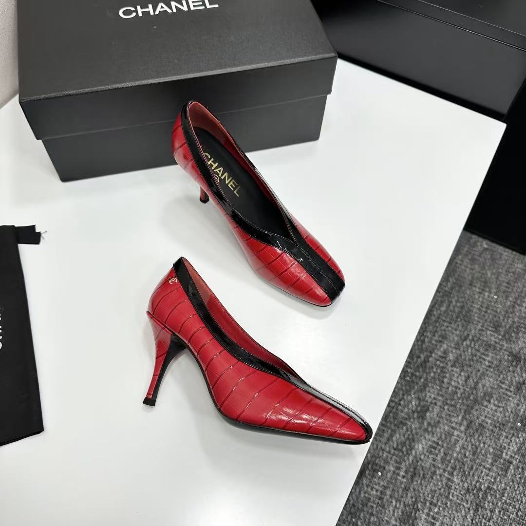 CHANEL 26S SQUARE-TOE PUMP IN RED CROCODILE-EMBOSSED LAMBSKIN WITH WHITE TRIM