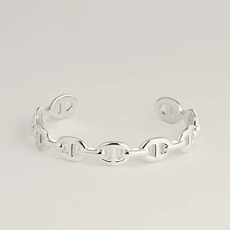 bracelet-chaine-d-ancre-enchainee-moyen-modele--109509B00-worn-1-0-0-800-800_g_802f6539-46c1-42f2-982d-9534e861198c.webp