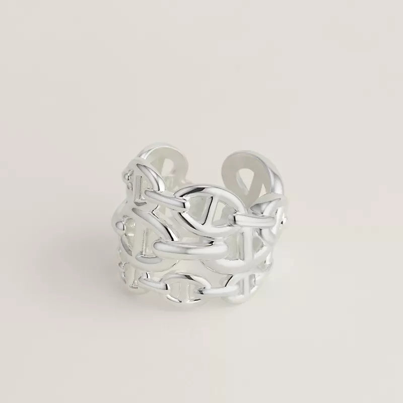 chaine-d-ancre-enchainee-ring-large-model--109506B00-worn-1-0-0-800-800_g_516a390b-da70-4f37-a380-46873ffea886.webp