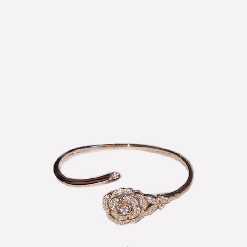 chanel-bouton-de-camelia-bracelet-18k-pink-gold-diamonds-j11178-coral-1_c9ede7d2-14a0-4d43-a9b2-0dee42d7abc8.jpg