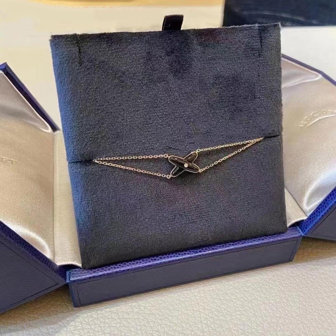 chaumet-jeux-de-liens-onyx-bracelet-rose-gold-onyx-diamond-085122-coral-1_b42674db-7463-4013-8fcb-538a6ed457e3.jpg