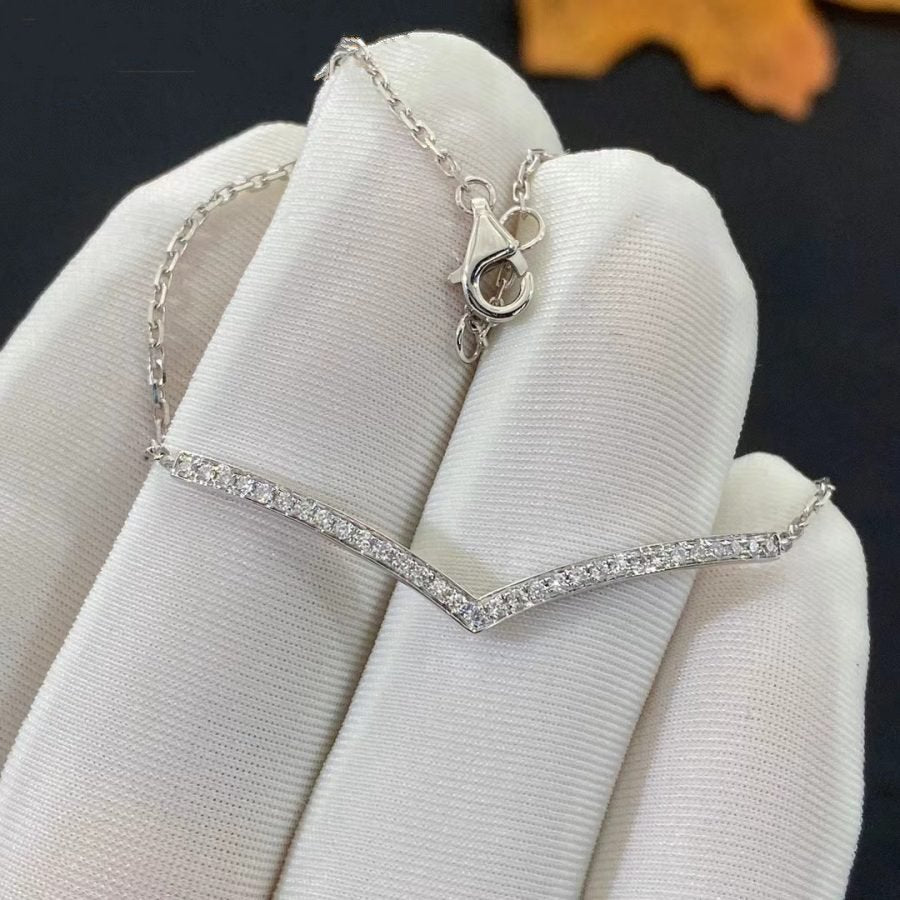 chaumet-josephine-aigrette-bracelet-white-gold-diamonds-083294-coral-4-900x900_87032647-76cc-4e25-b605-6da6746a6282.jpg