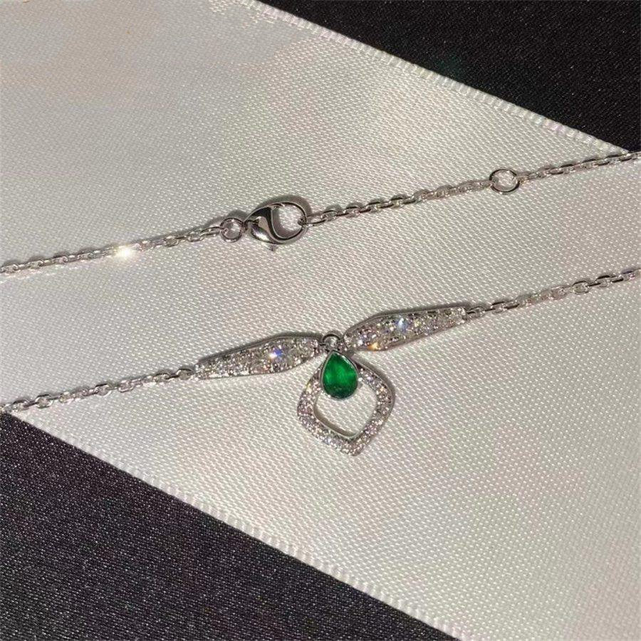 chaumet-josephine-eclat-floral-white-gold-and-emerald-pendant-coral-4-900x900_cd3b3586-378b-4e03-aa0d-e508667019a6.jpg