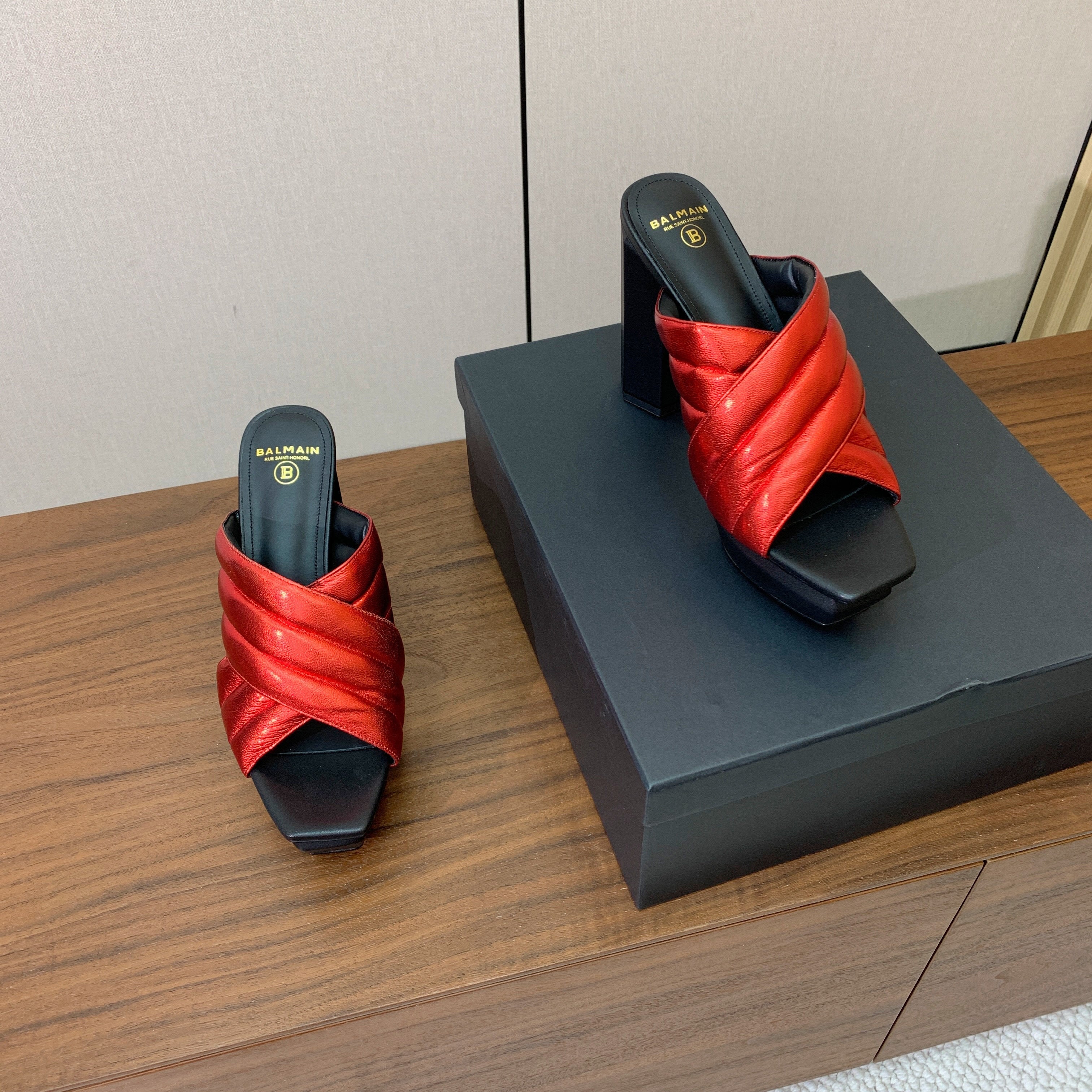 BALMAIN 26S QUILTED PLATFORM MULES 105 MM IN METALLIC RED CALFSKIN
