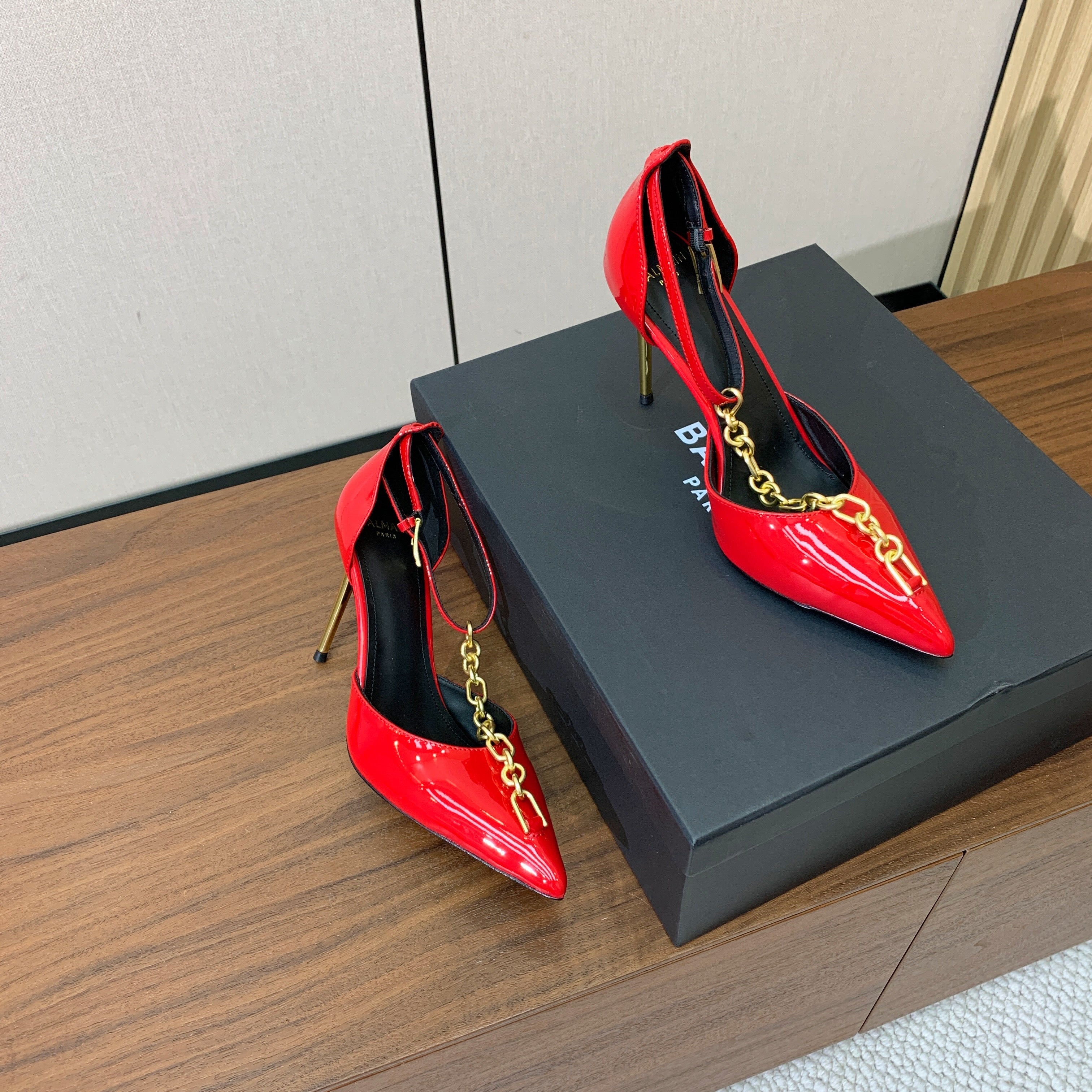 BALMAIN 26S CHAIN HIGH HEELS 95 MM IN RED PATENT CALFSKIN