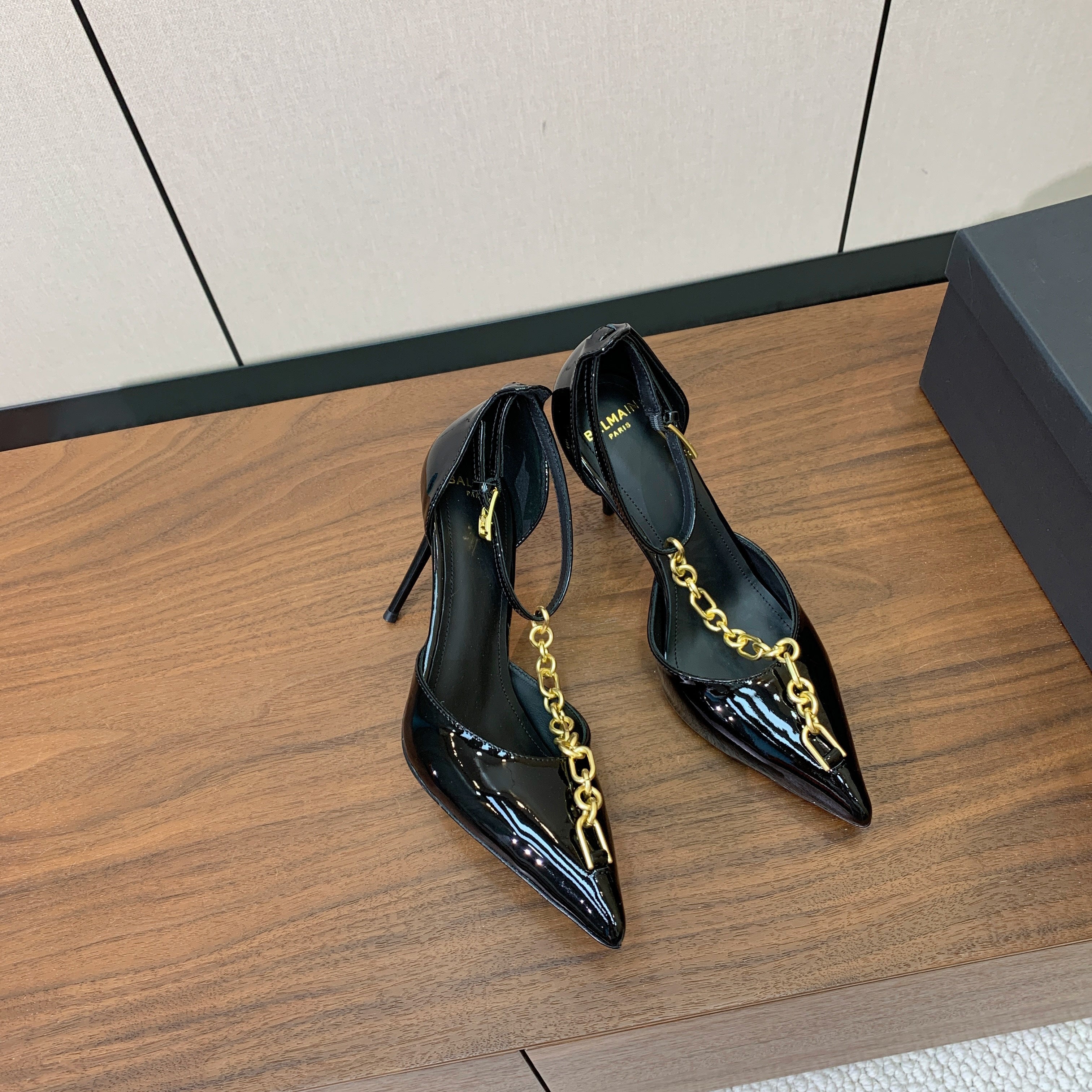 BALMAIN 26S CHAIN HIGH HEELS 95 MM IN BLACK PATENT CALFSKIN