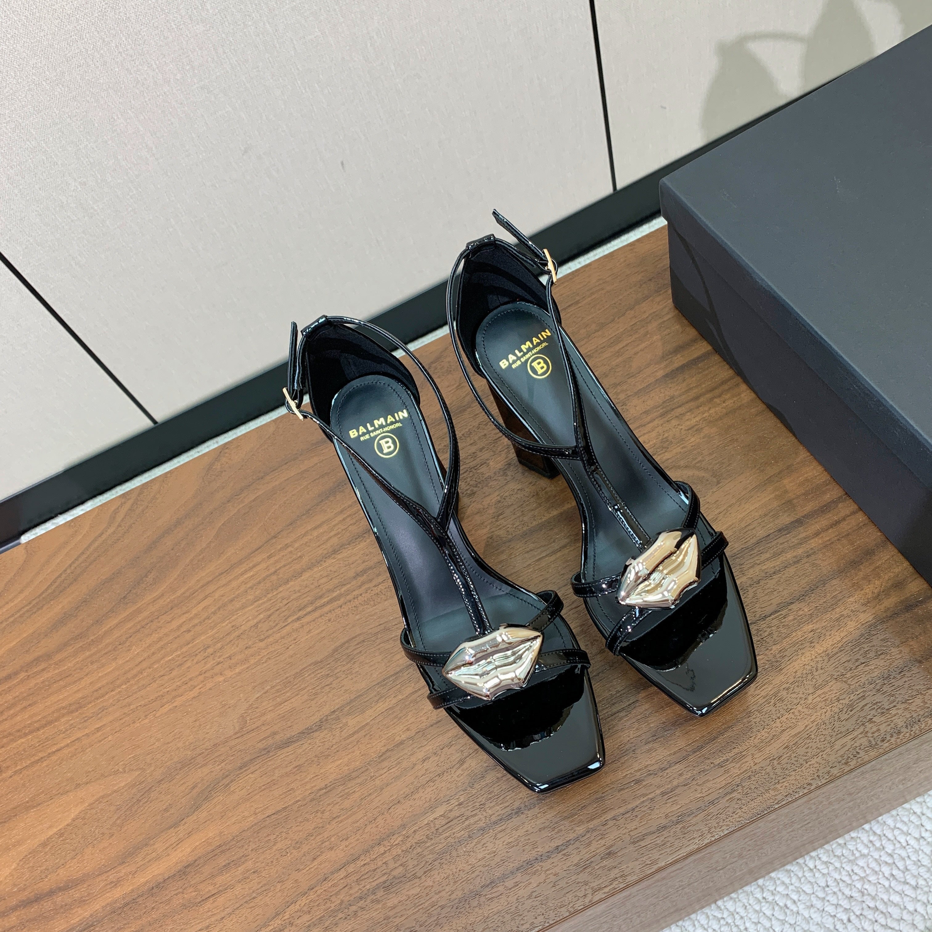 BALMAIN 26S LIP-EMBELLISHED HEELS 105 MM IN BLACK CALFSKIN WITH SILVER HARDWARE
