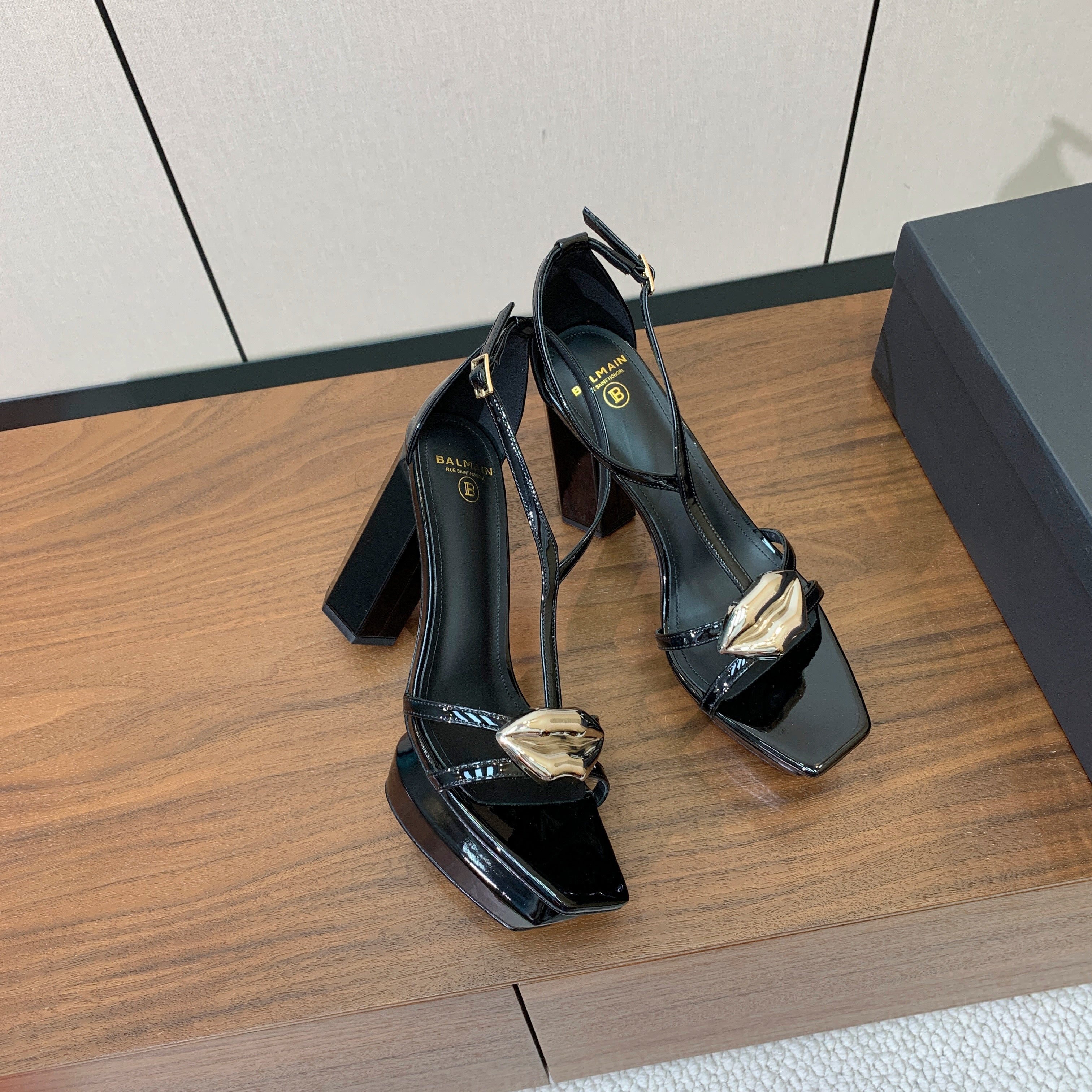 BALMAIN 26S LIP-EMBELLISHED HEELS 105 MM IN BLACK CALFSKIN WITH SILVER HARDWARE