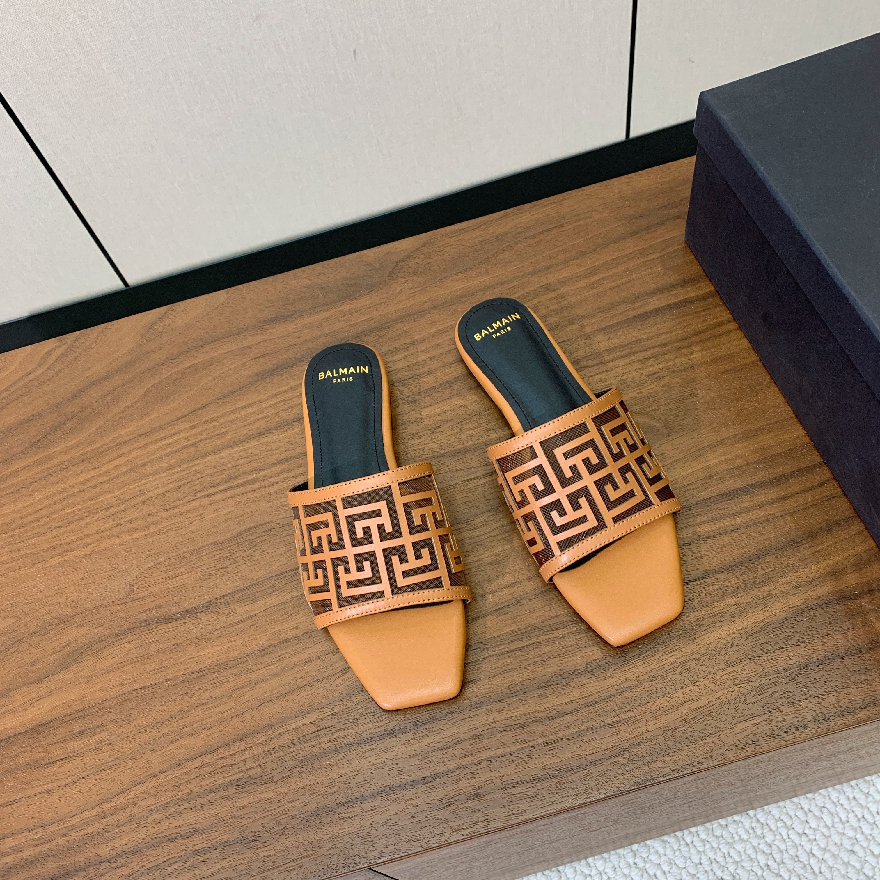 BALMAIN 26S FLAT SANDALS IN LIGHT BROWN CALFSKIN AND MESH