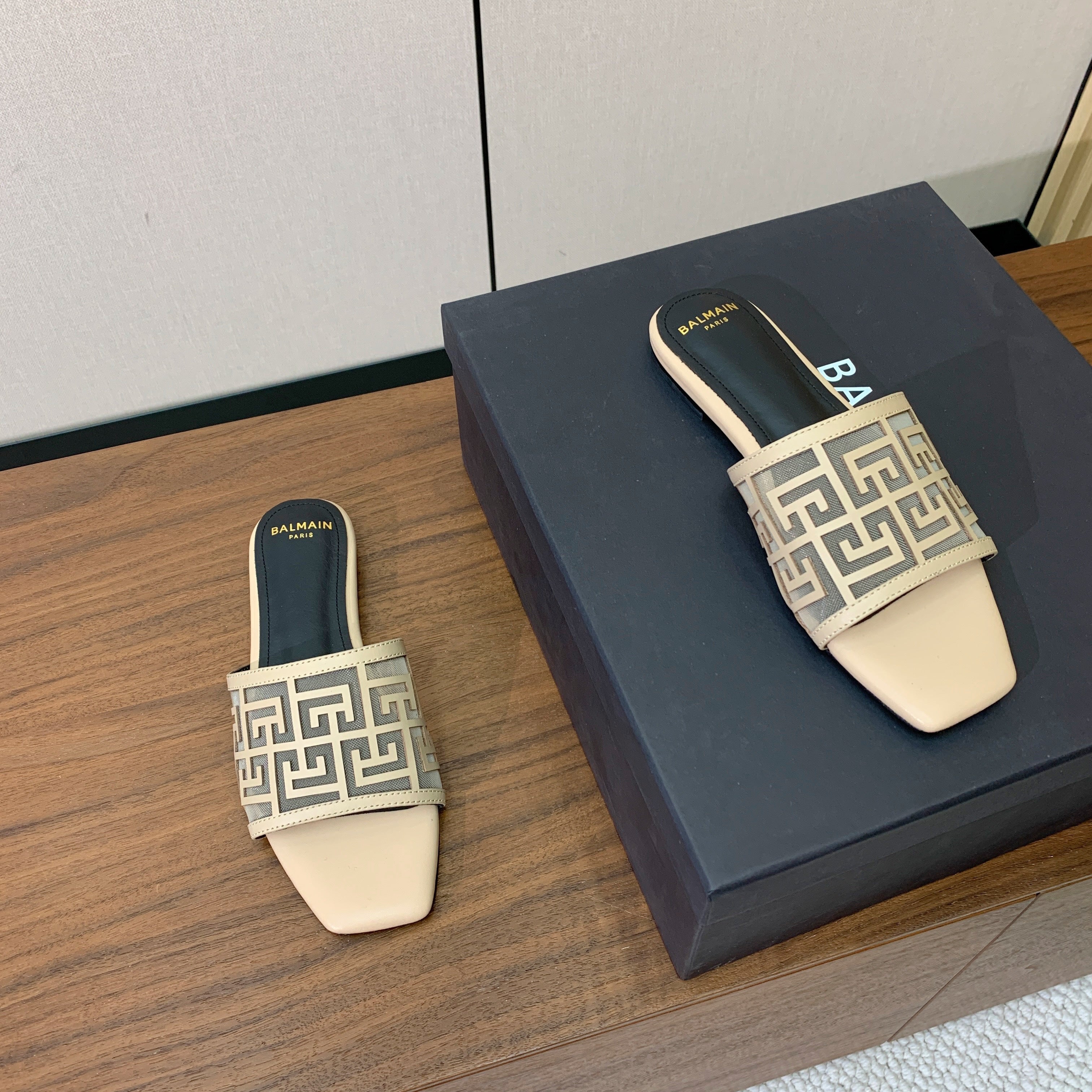BALMAIN 26S FLAT SANDALS IN BEIGE CALFSKIN AND MESH