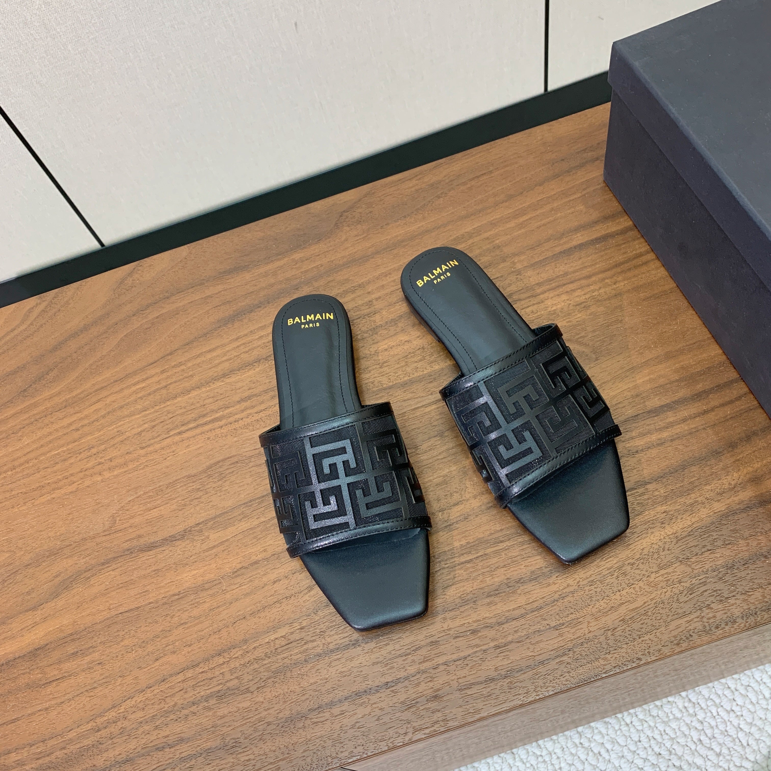 BALMAIN 26S FLAT SANDALS IN BLACK CALFSKIN AND MESH