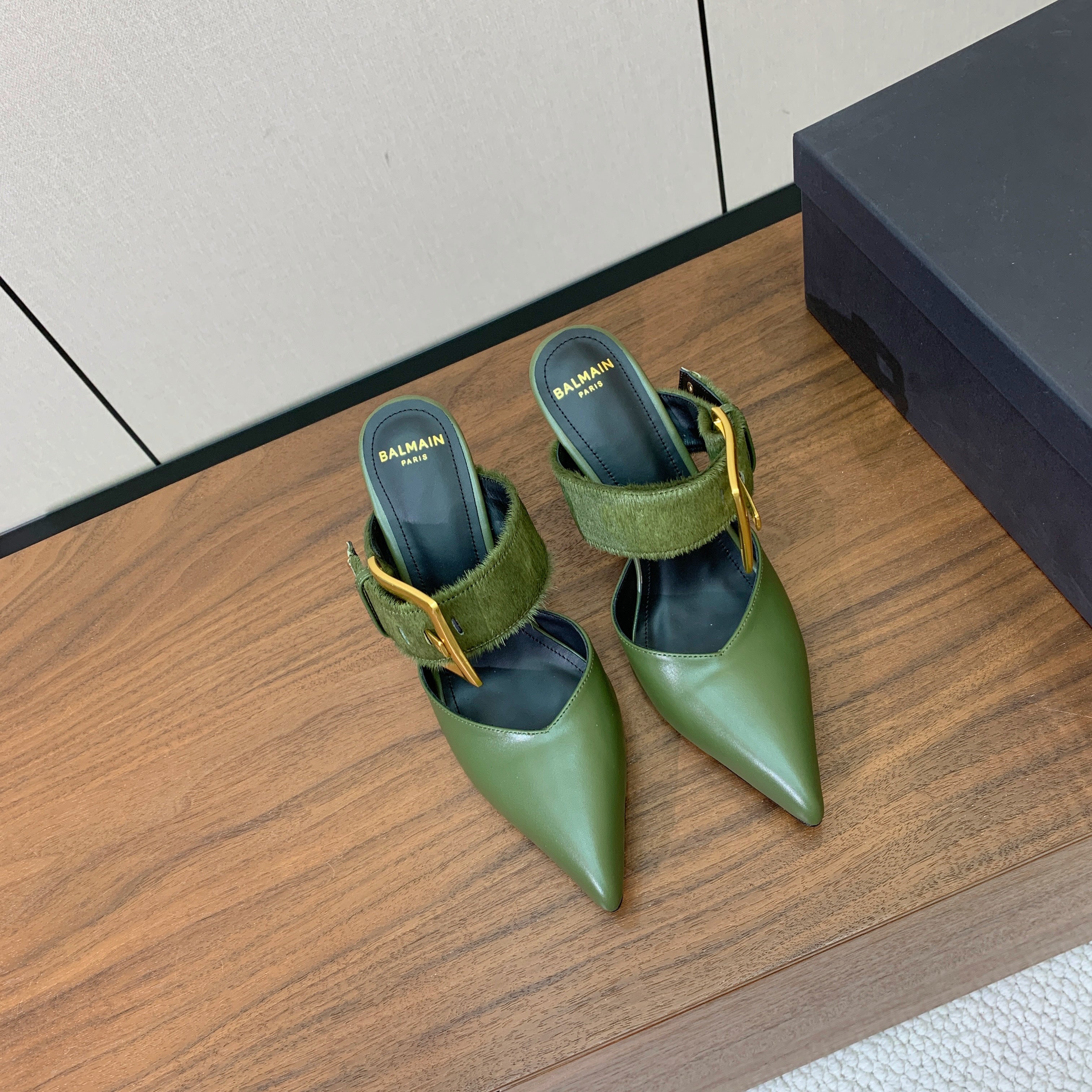 BALMAIN 26S HIGH-HEELED MULES 95 MM IN OLIVE GREEN CALFSKIN AND PONY HAIR