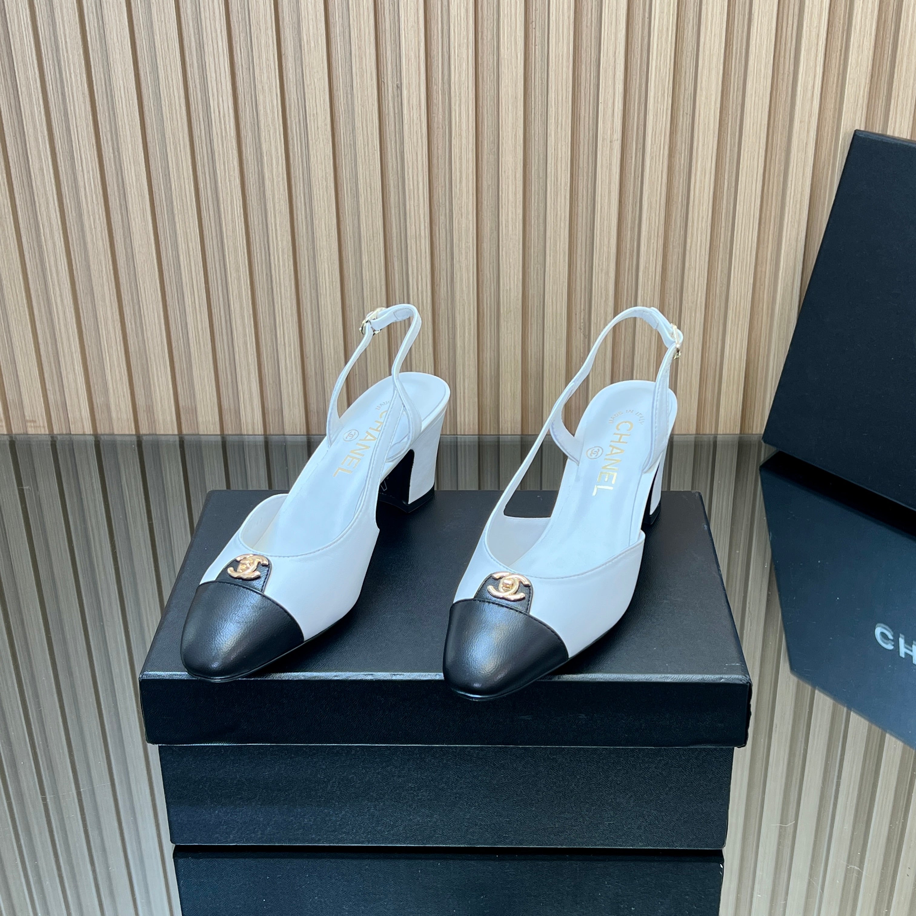 CHANEL 25S SLINGBACK SHOE LOGO 65MM IN WHITE CALFSKIN GOLD HARDWARE
