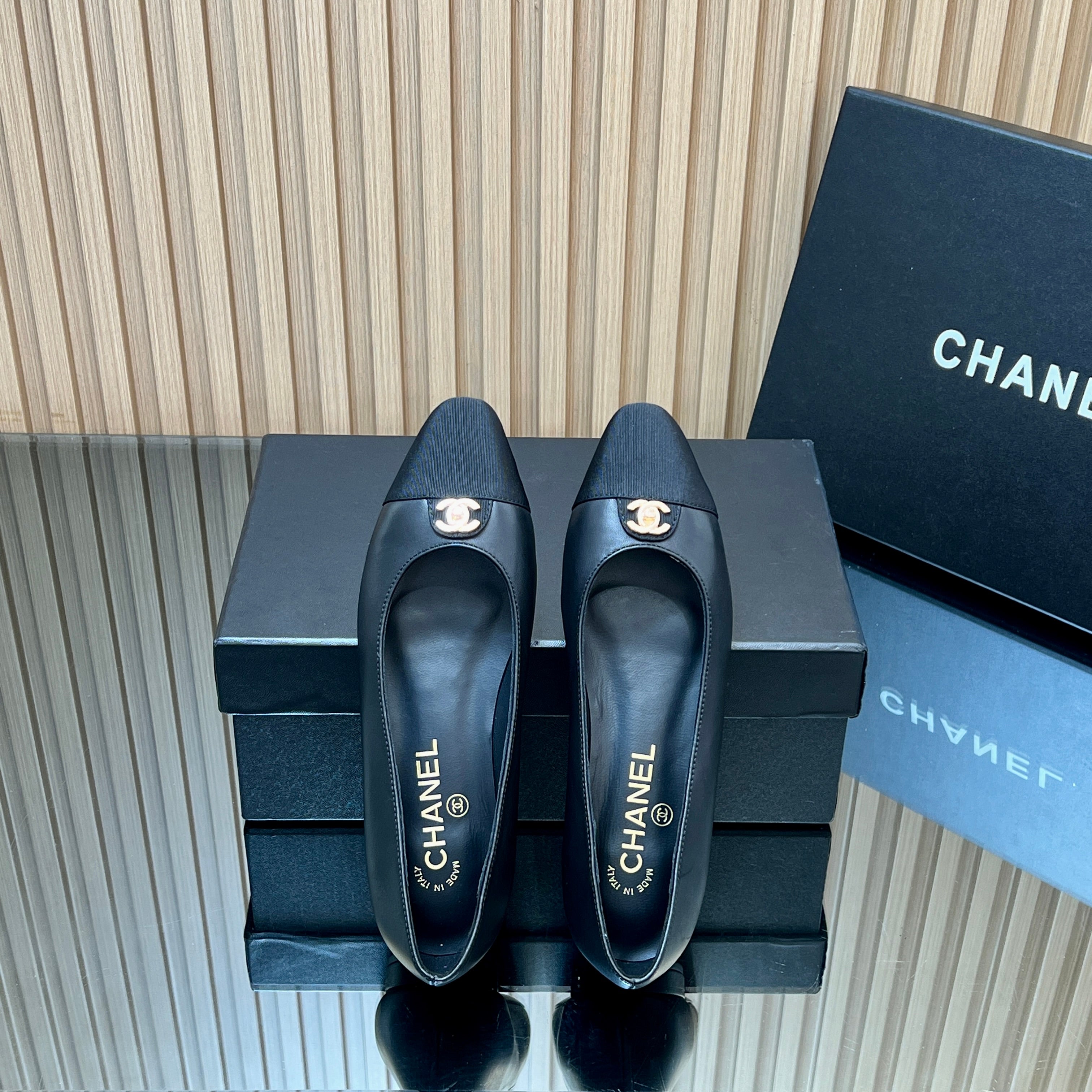 CHANEL 25S BALLET FLATS LOGO IN BLACK CALFSKIN AND CANVAS GOLD HARDWARE