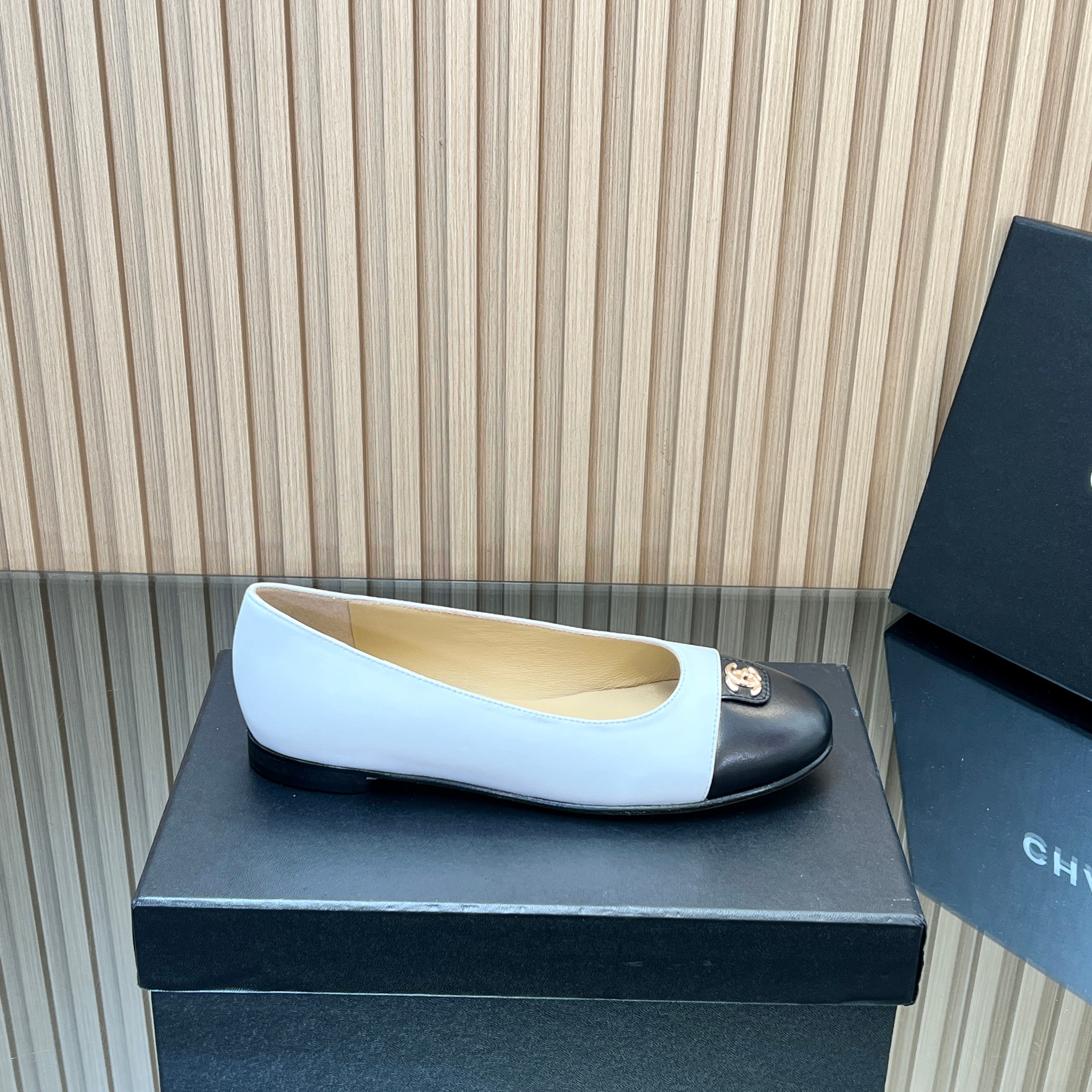 CHANEL 25S BALLET FLATS IN WHITE AND BLACK LAMBSKIN GOLD HARDWARE