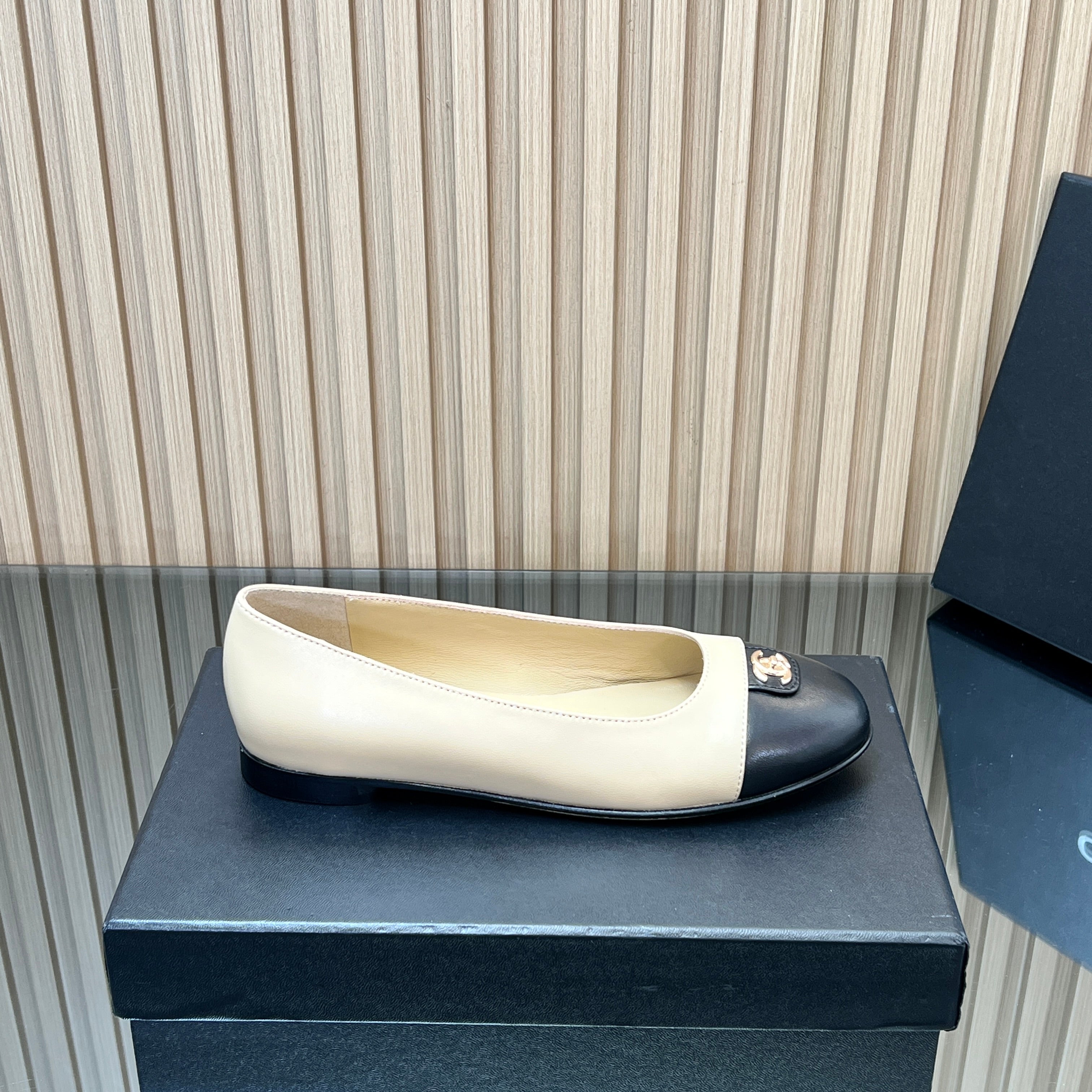 CHANEL 25S BALLET FLATS IN BEIGE AND BLACK LAMBSKIN GOLD HARDWARE