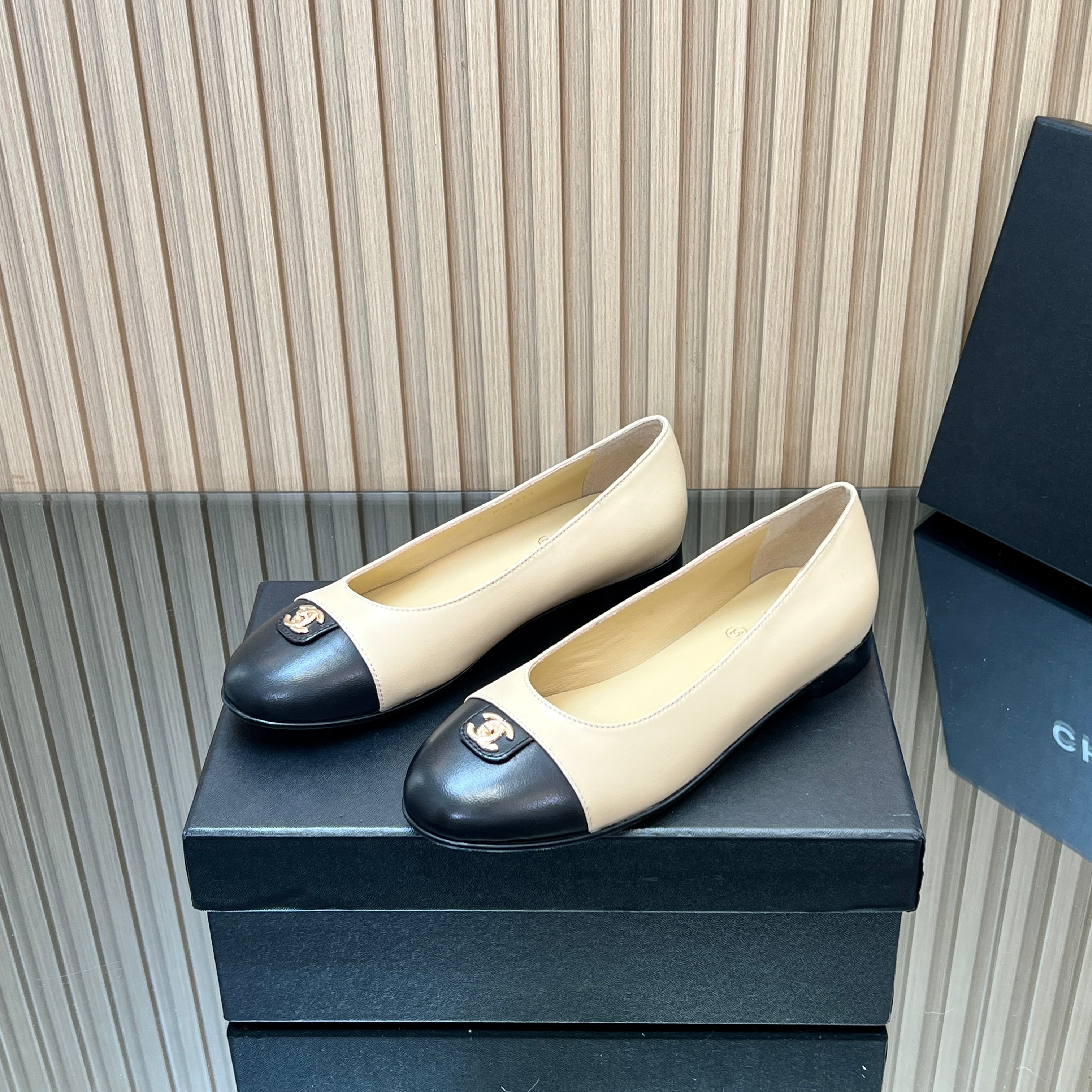 CHANEL 25S BALLET FLATS IN BEIGE AND BLACK LAMBSKIN GOLD HARDWARE