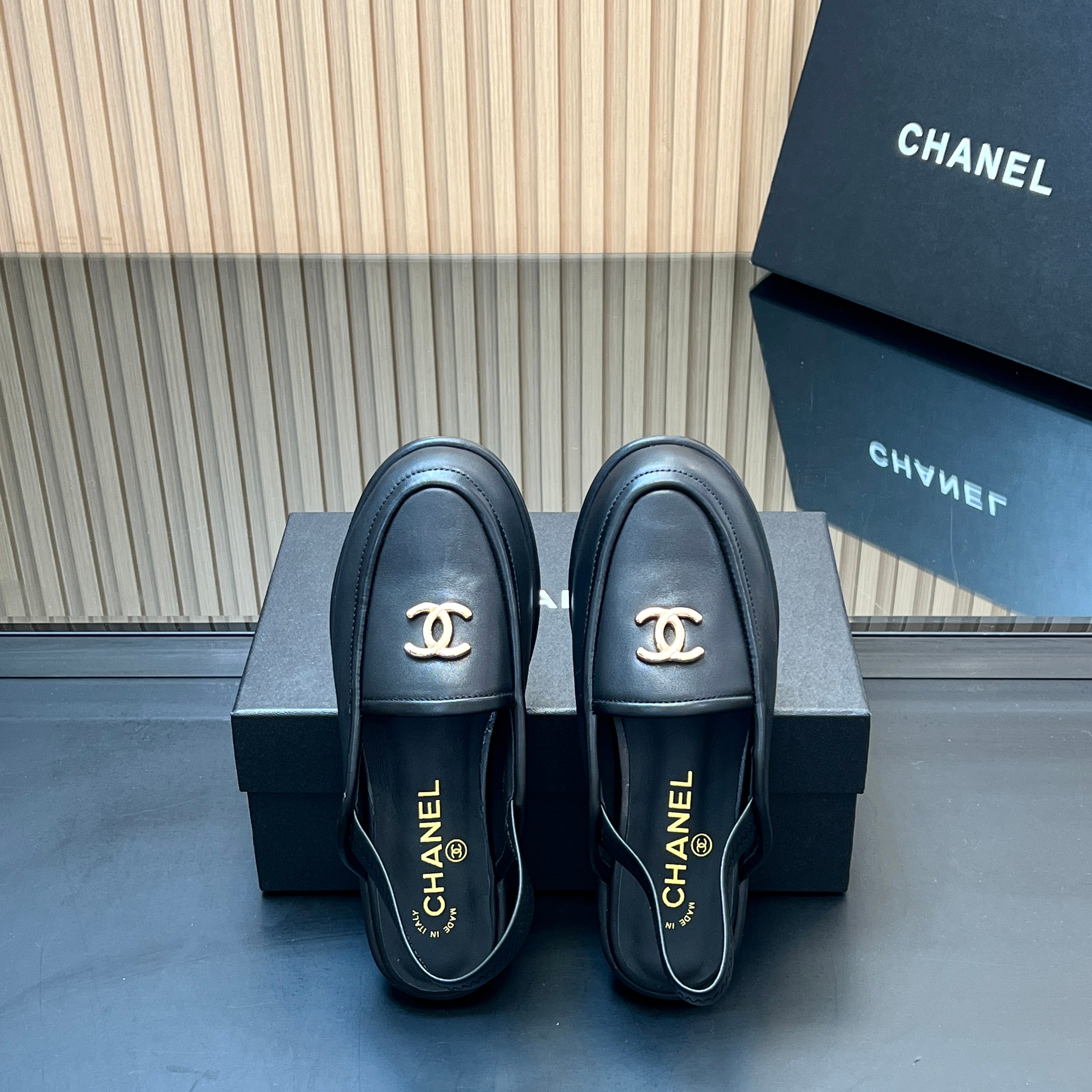 CHANEL 25S BACK STRAP MULE 15MM IN BLACK CALFSKIN GOLD HARDWARE