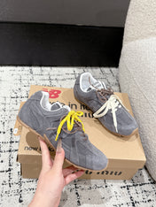 MM x NB SNEAKER IN GREY SUEDE
