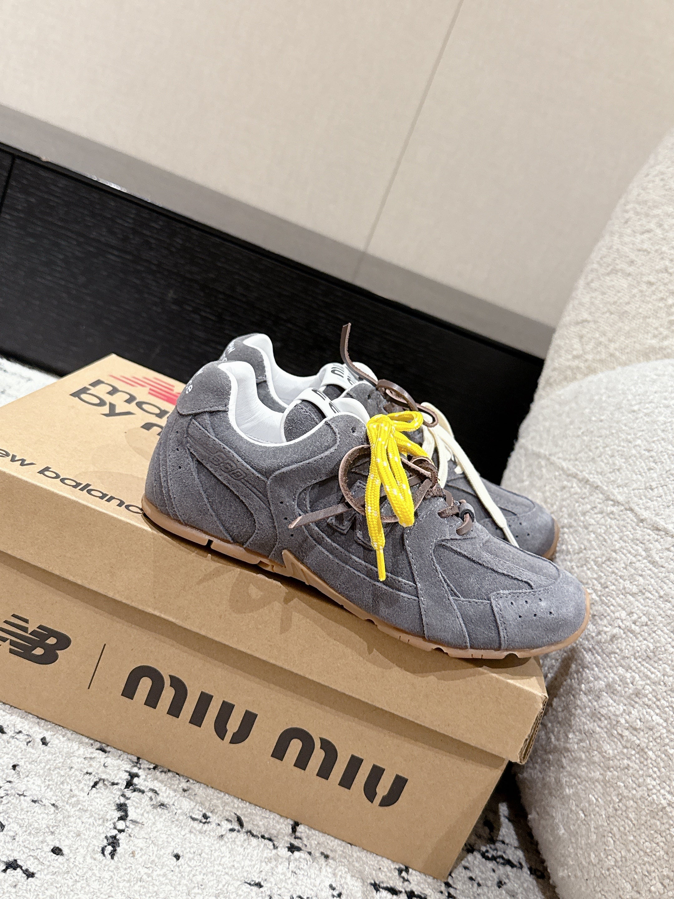 MM x NB SNEAKER IN GREY SUEDE