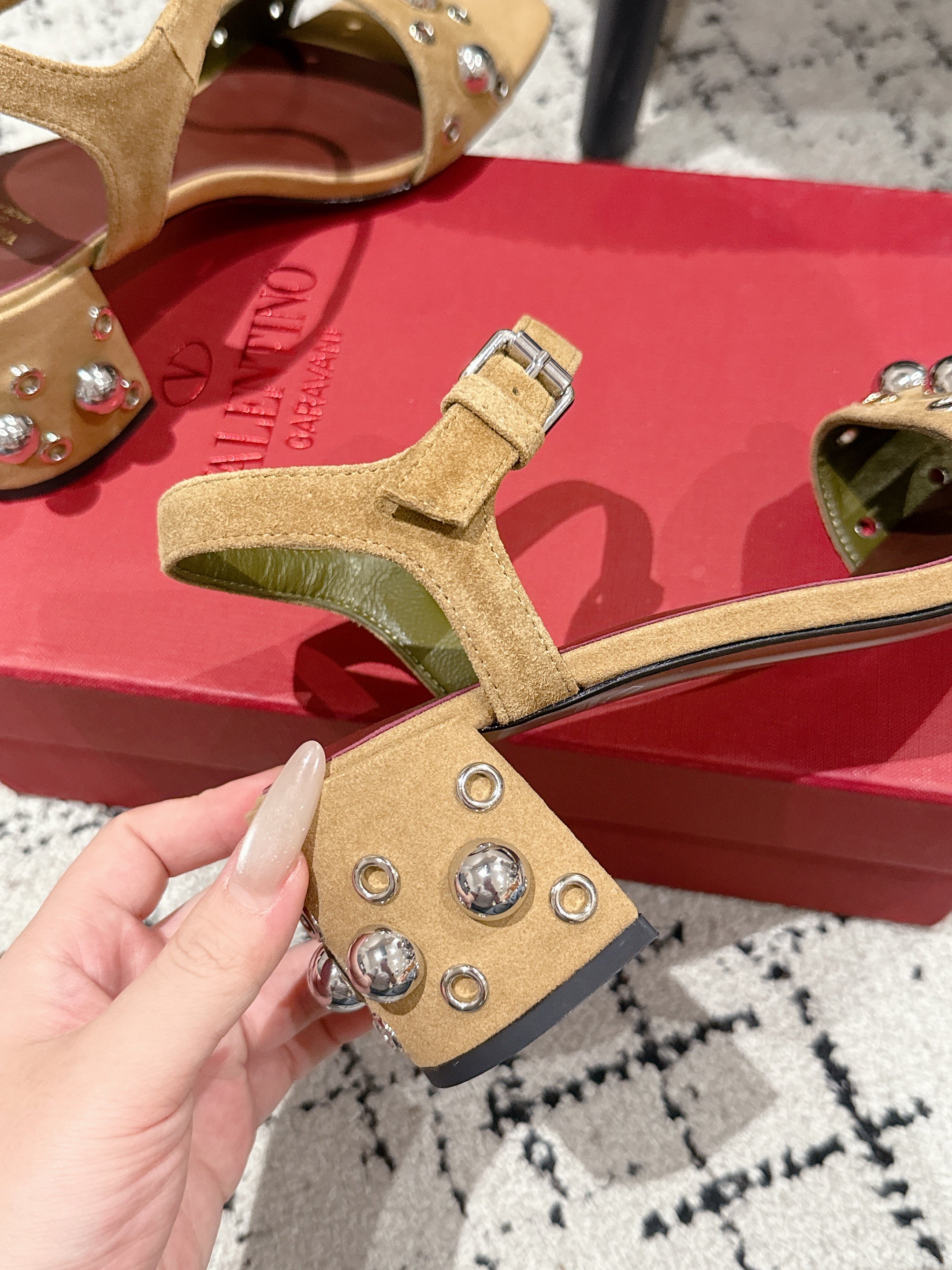 VLTN STUDDED BLOCK HEEL SANDALS 25S 60 MM IN LIGHT BROWN SUEDE