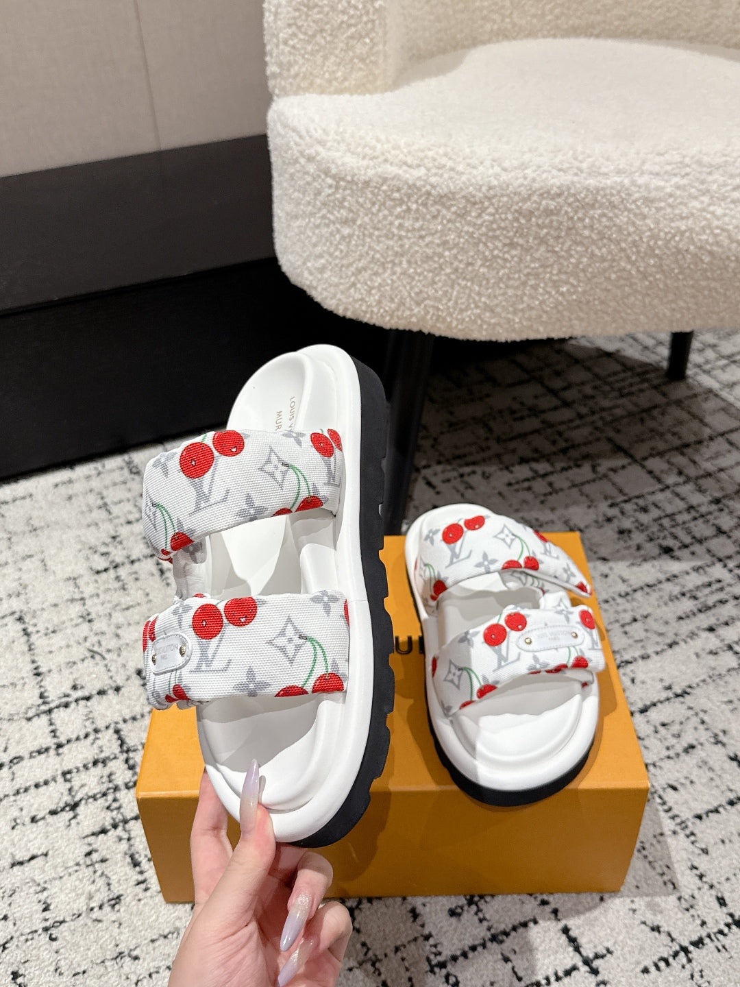 LV TWO-STRAP SLIDES 25S IN WHITE FABRIC AND CALFSKIN