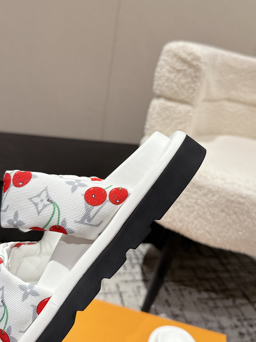 LV MIAMI-STYLE SANDALS 25S IN WHITE FABRIC AND CALFSKIN