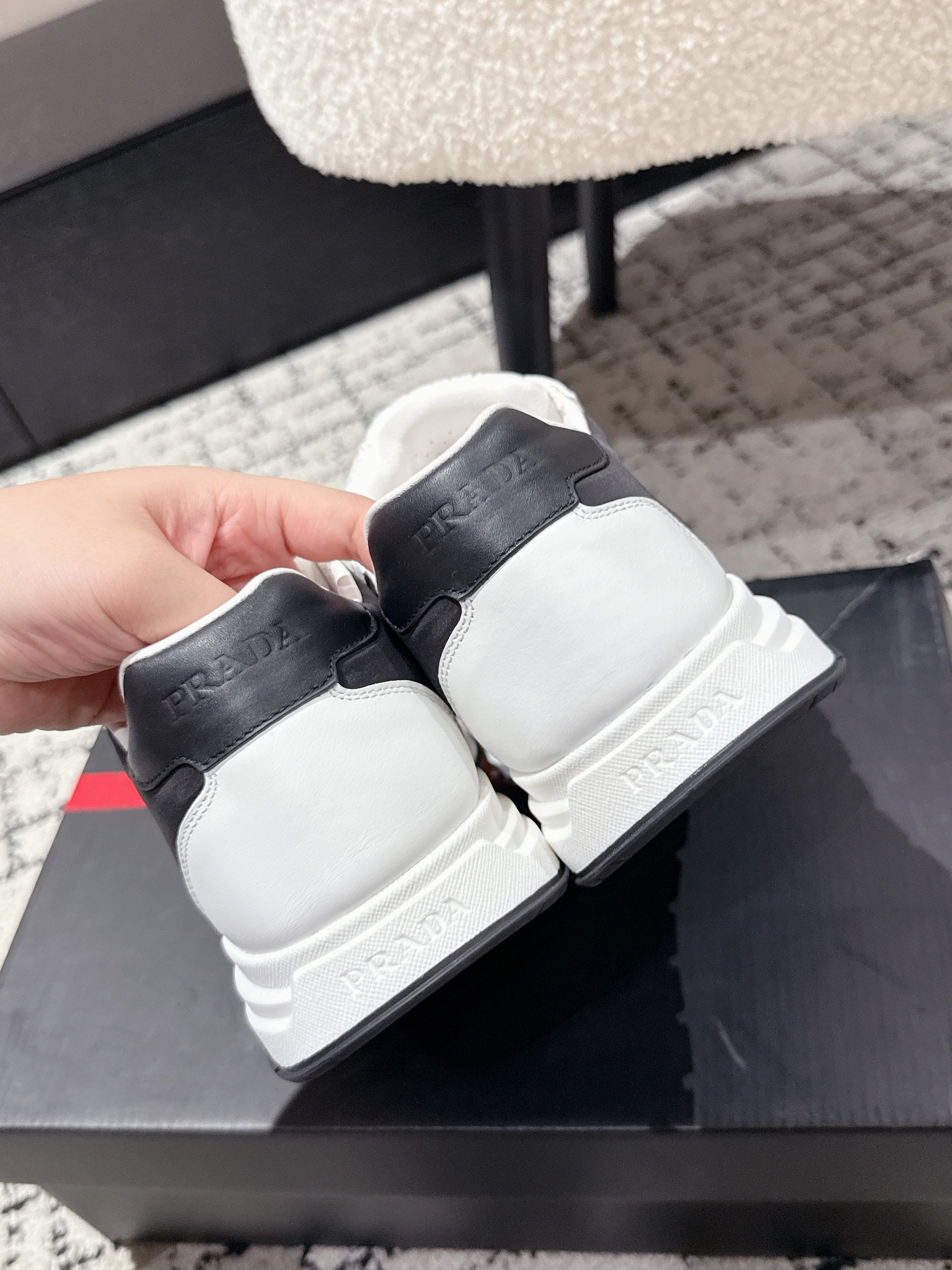 PRADA 25S MEN SNEAKERS LOGO IN WHITE AND BLACK NUBUCK AND CANVAS