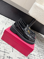 VLTN LOAFER 25S IN BLACK CALFSKIN WITH GOLD HARDWARE