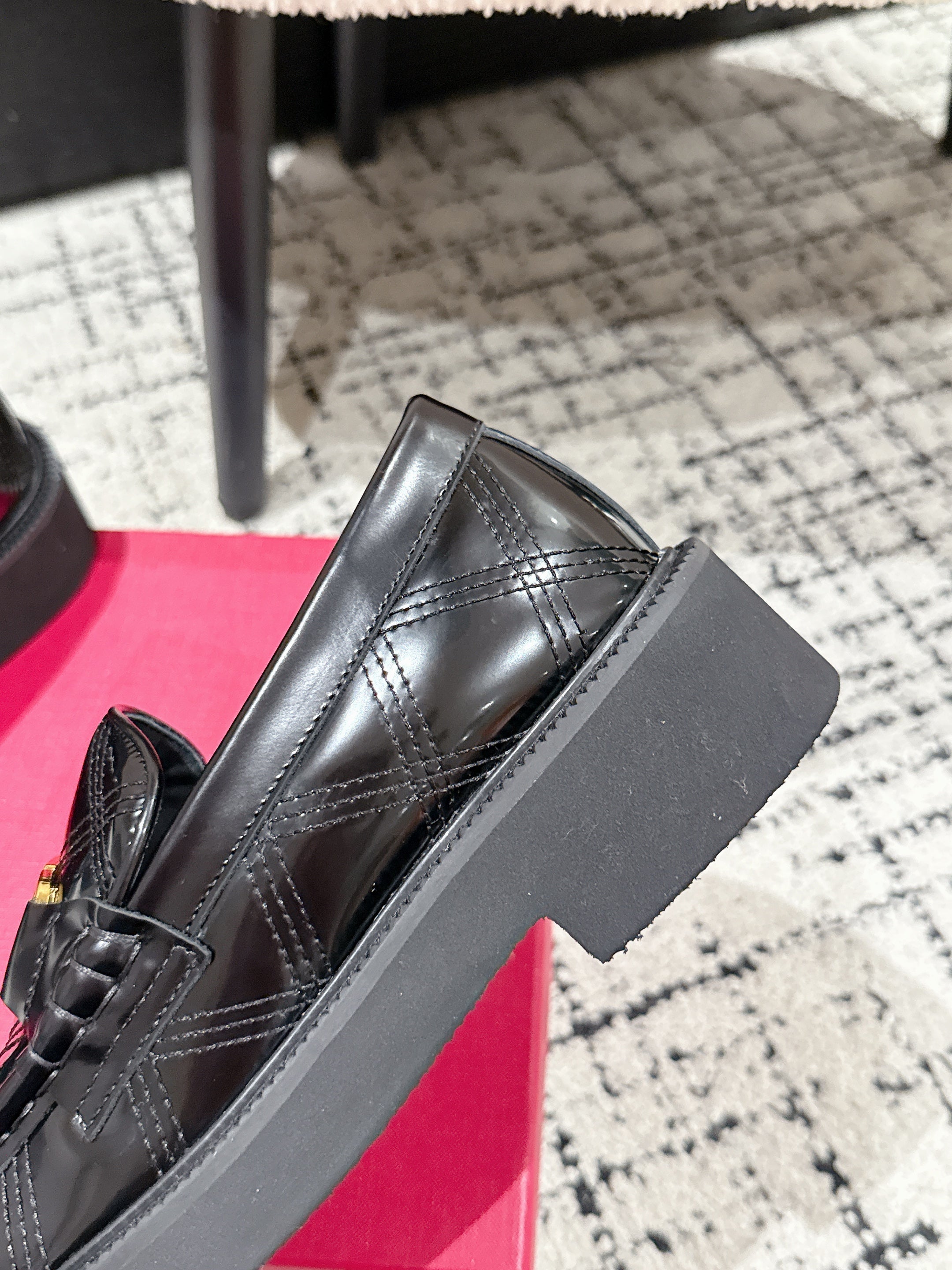 VLTN LOAFER 25S IN BLACK CALFSKIN WITH GOLD HARDWARE