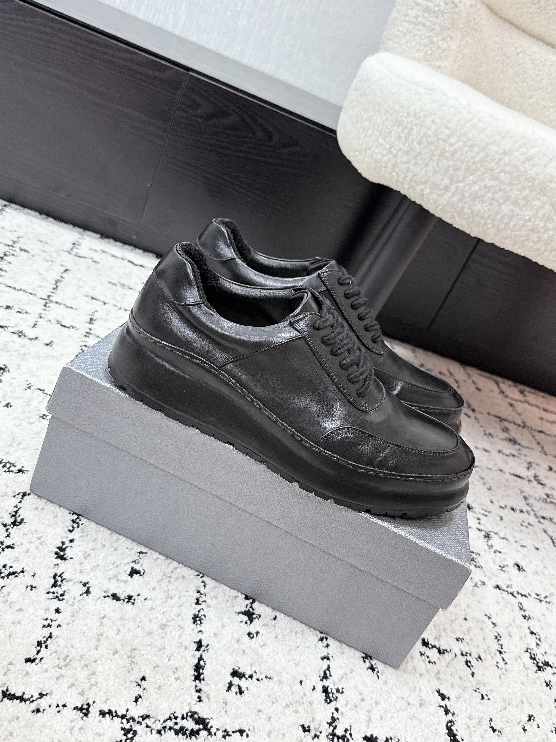 PRADA 26S SNEAKERS IN BLACK SHINY CALFSKIN