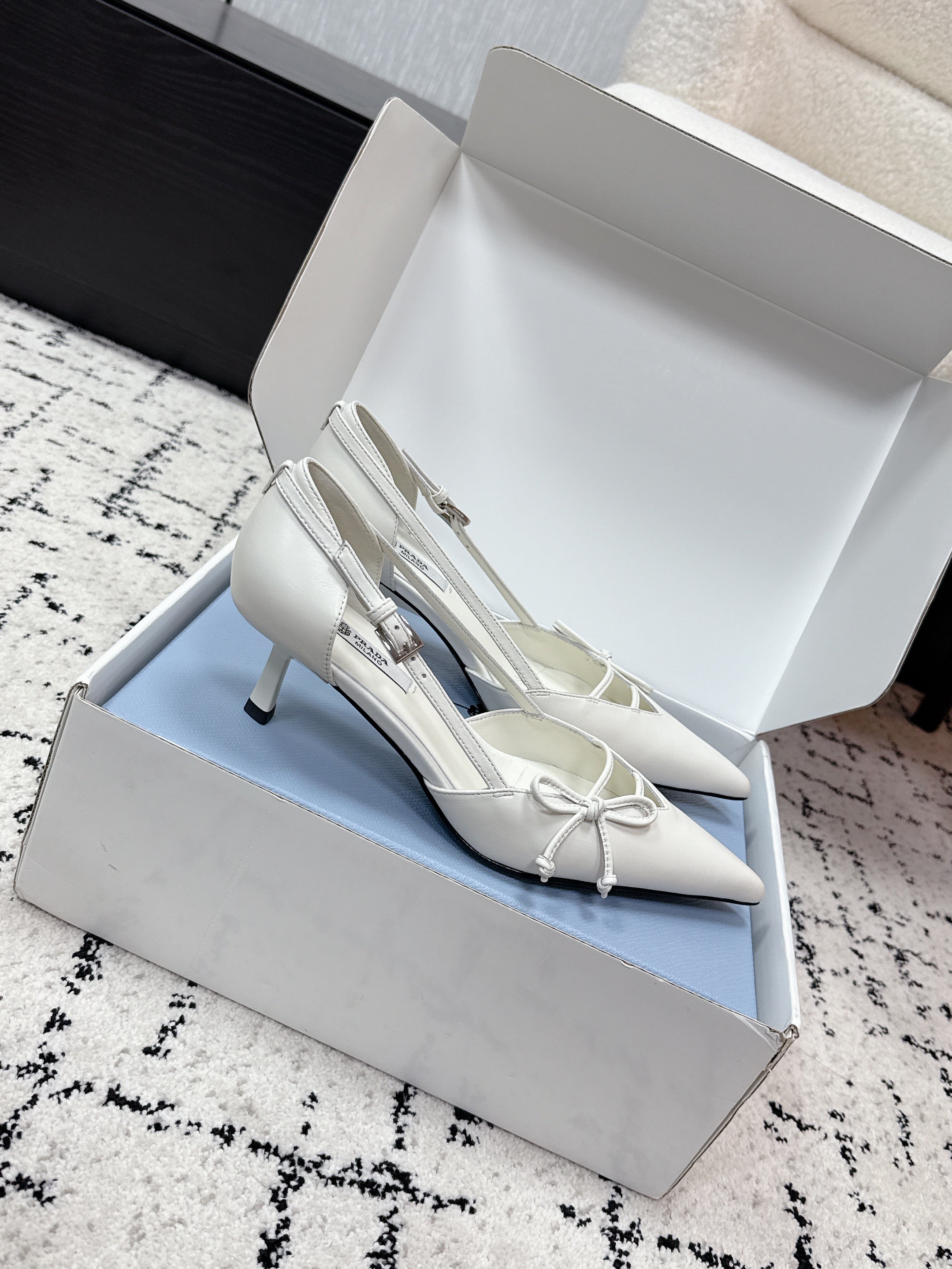 PRADA 26S POINTED-TOE HIGH HEELS 55MM IN WHITE CALFSKIN WITH BOW