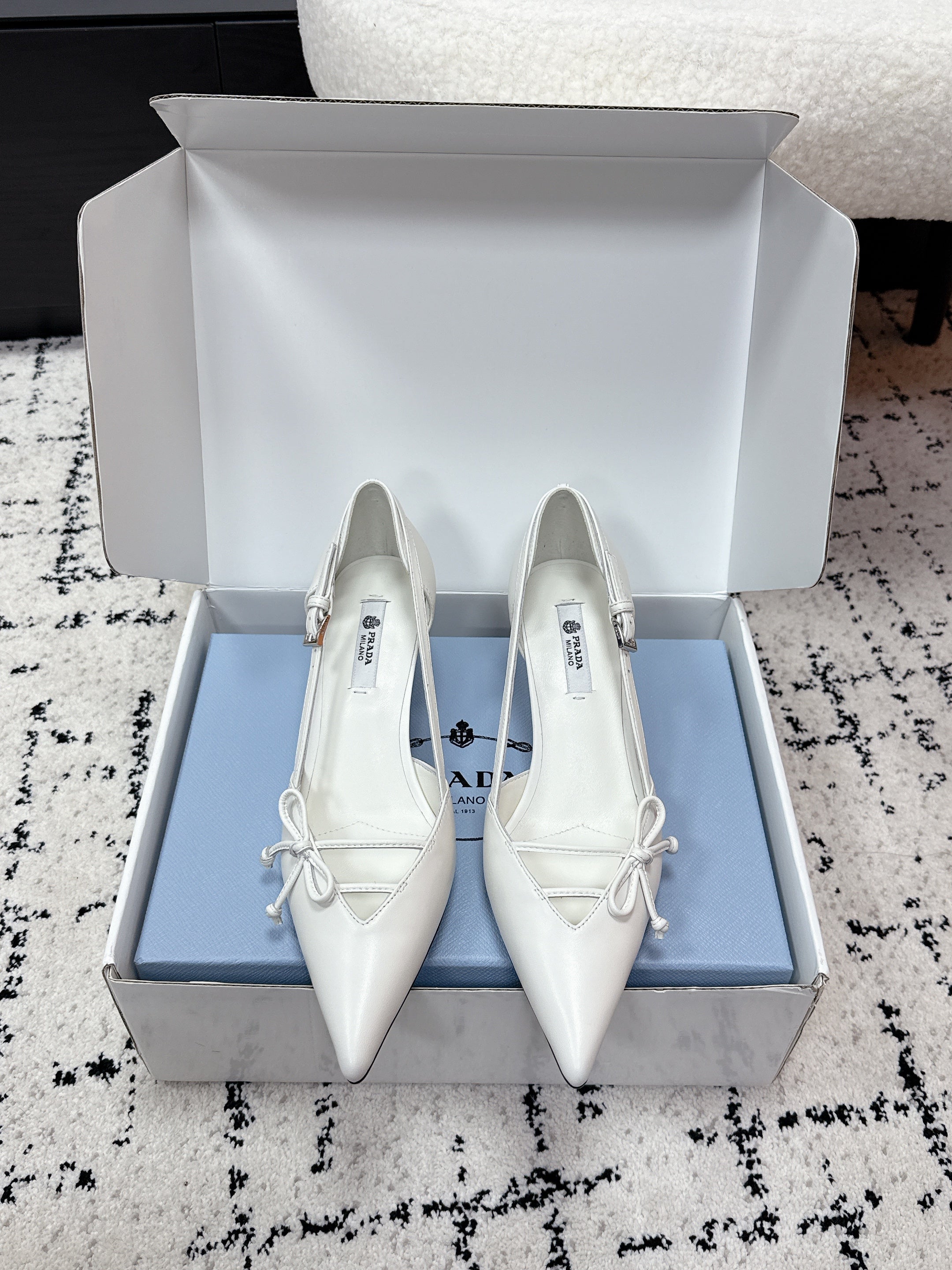 PRADA 26S POINTED-TOE HIGH HEELS 55MM IN WHITE CALFSKIN WITH BOW