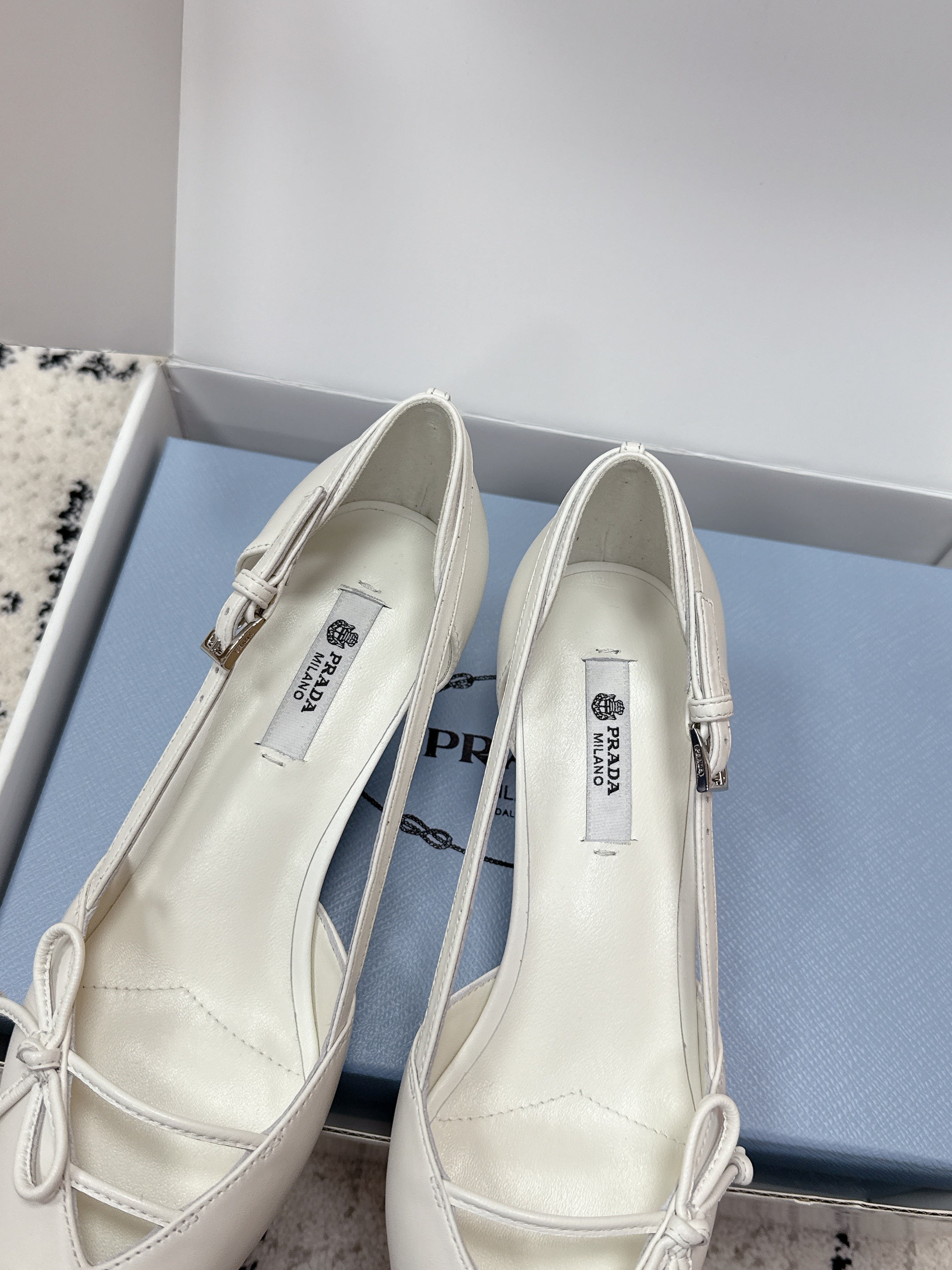 PRADA 26S POINTED-TOE HIGH HEELS 55MM IN WHITE CALFSKIN WITH BOW