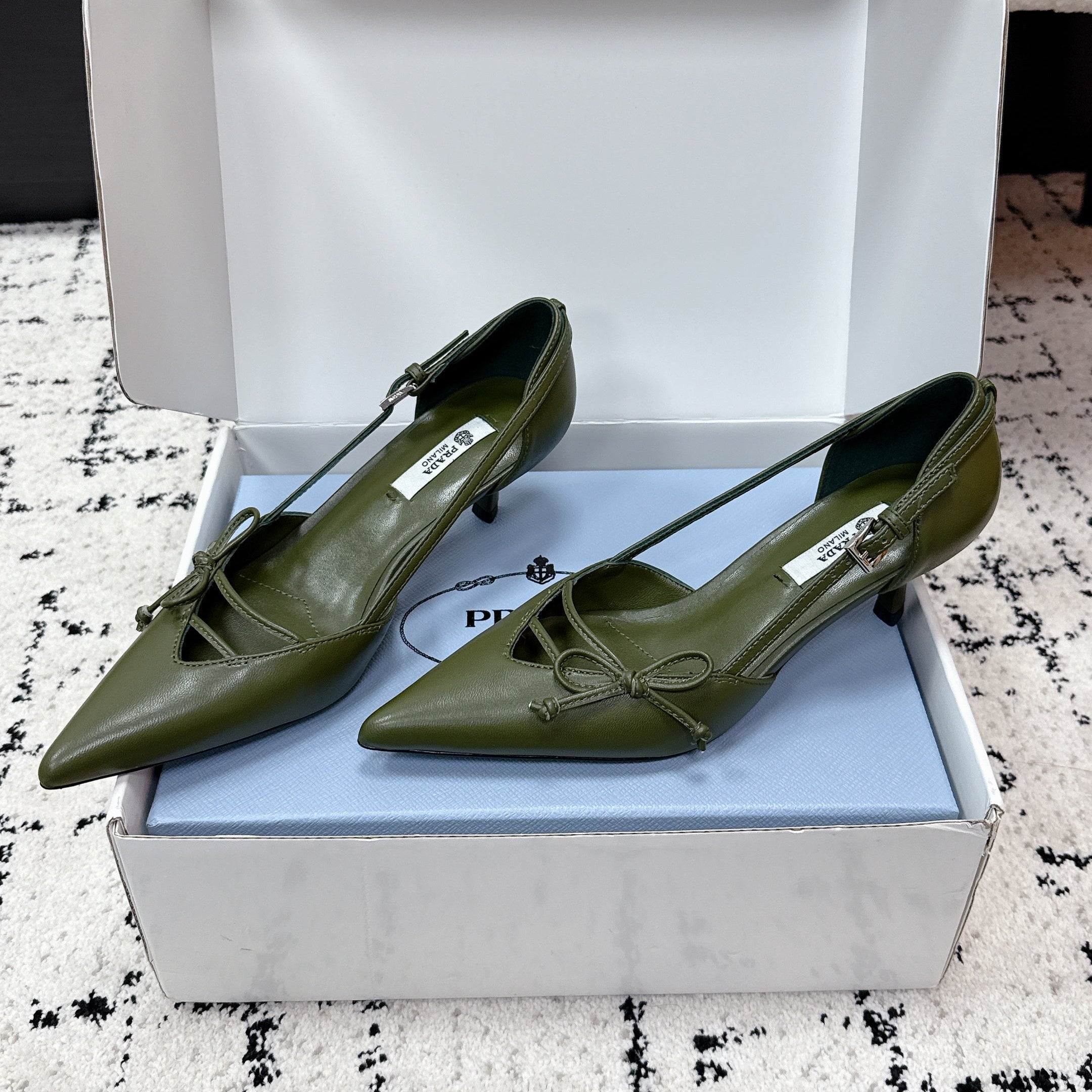 PRADA 26S POINTED-TOE HIGH HEELS 55MM IN DARK OLIVE GREEN CALFSKIN WITH BOW
