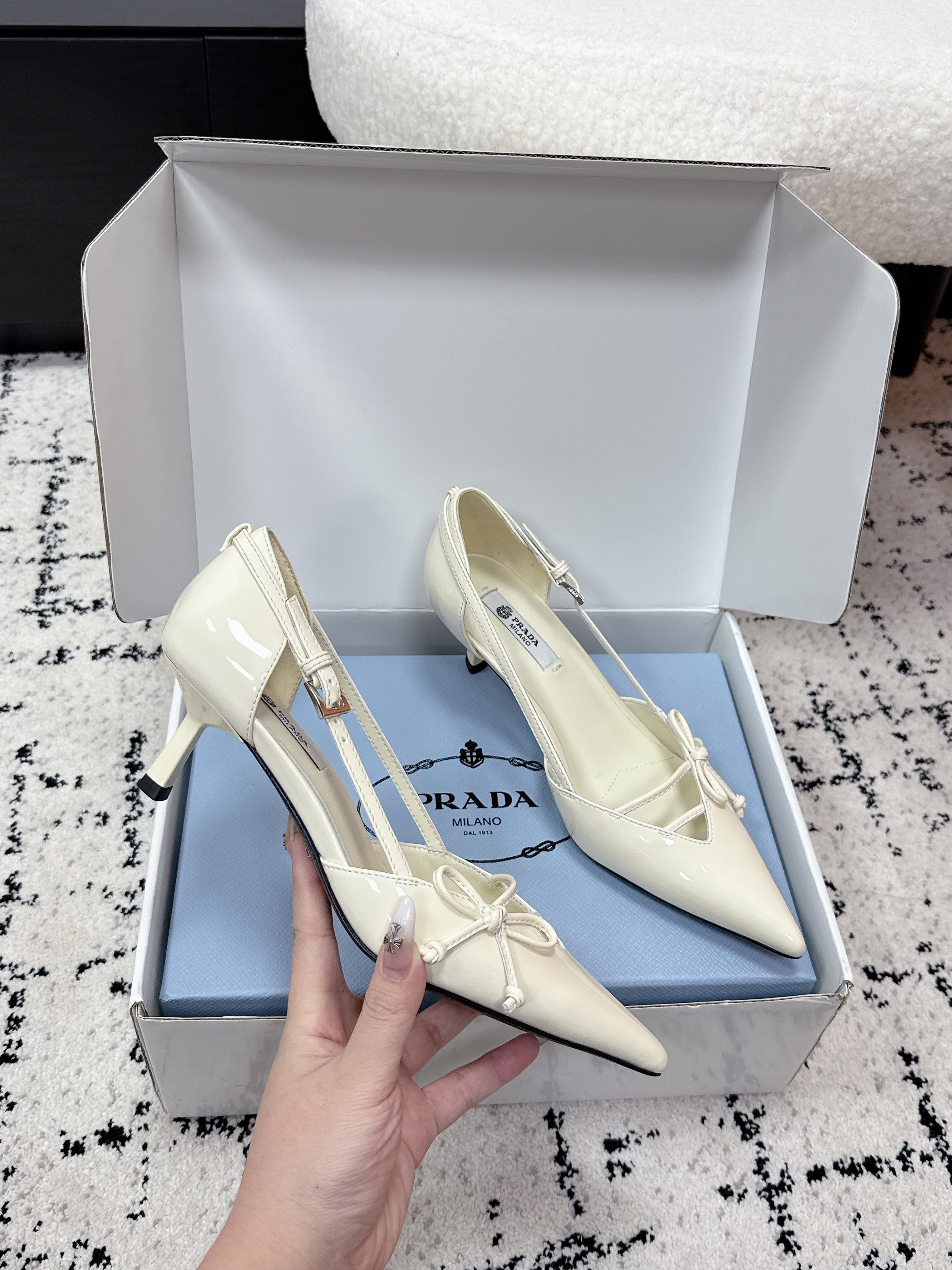 PRADA 26S POINTED-TOE HIGH HEELS 55MM IN IVORY WHITE CALFSKIN WITH BOW