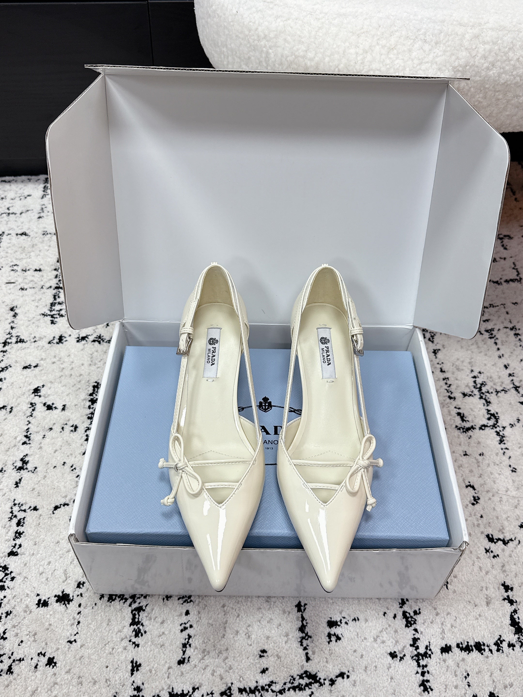 PRADA 26S POINTED-TOE HIGH HEELS 55MM IN IVORY WHITE CALFSKIN WITH BOW