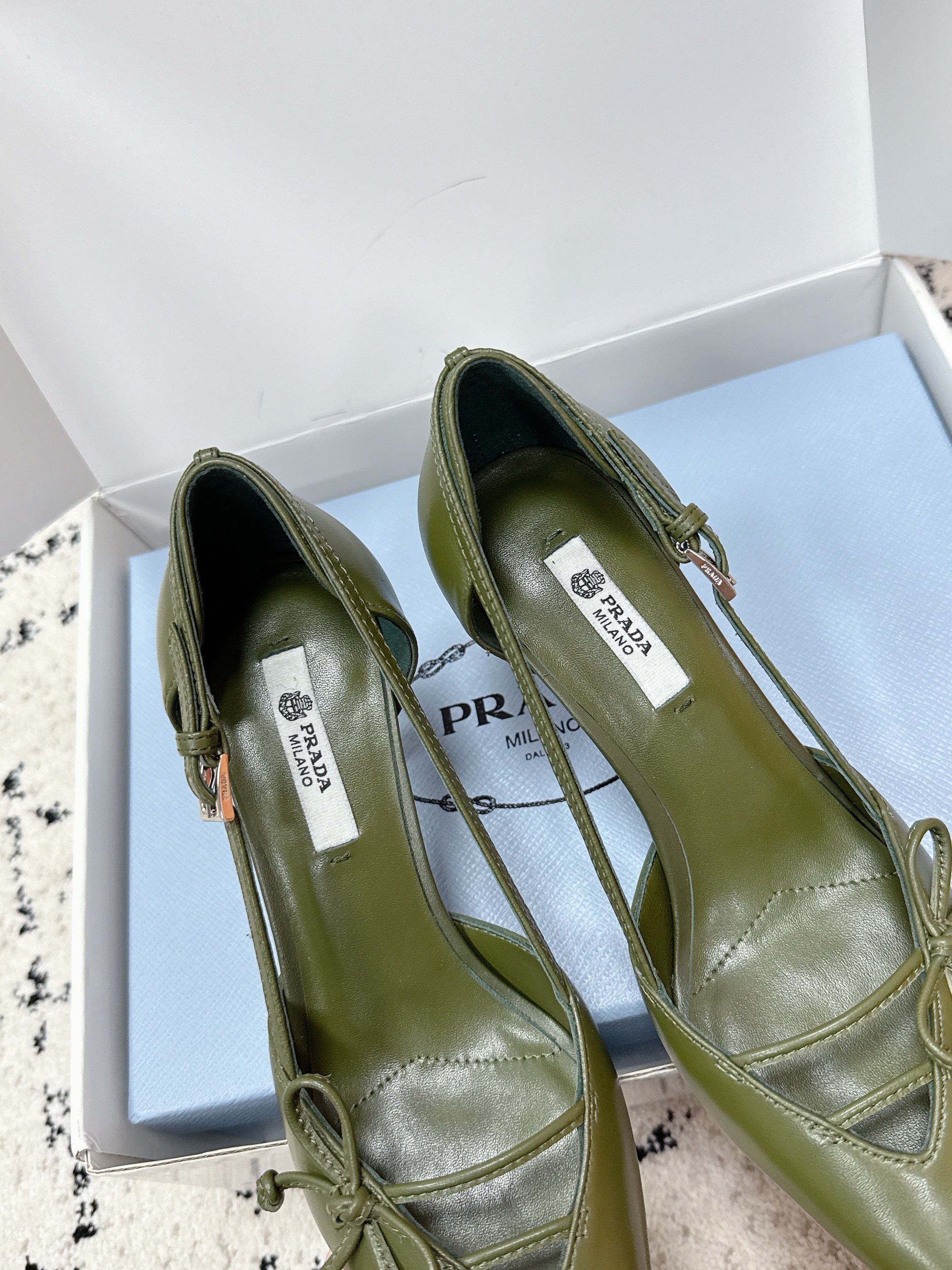 PRADA 26S POINTED-TOE HIGH HEELS 75MM IN DARK OLIVE GREEN CALFSKIN WITH BOW