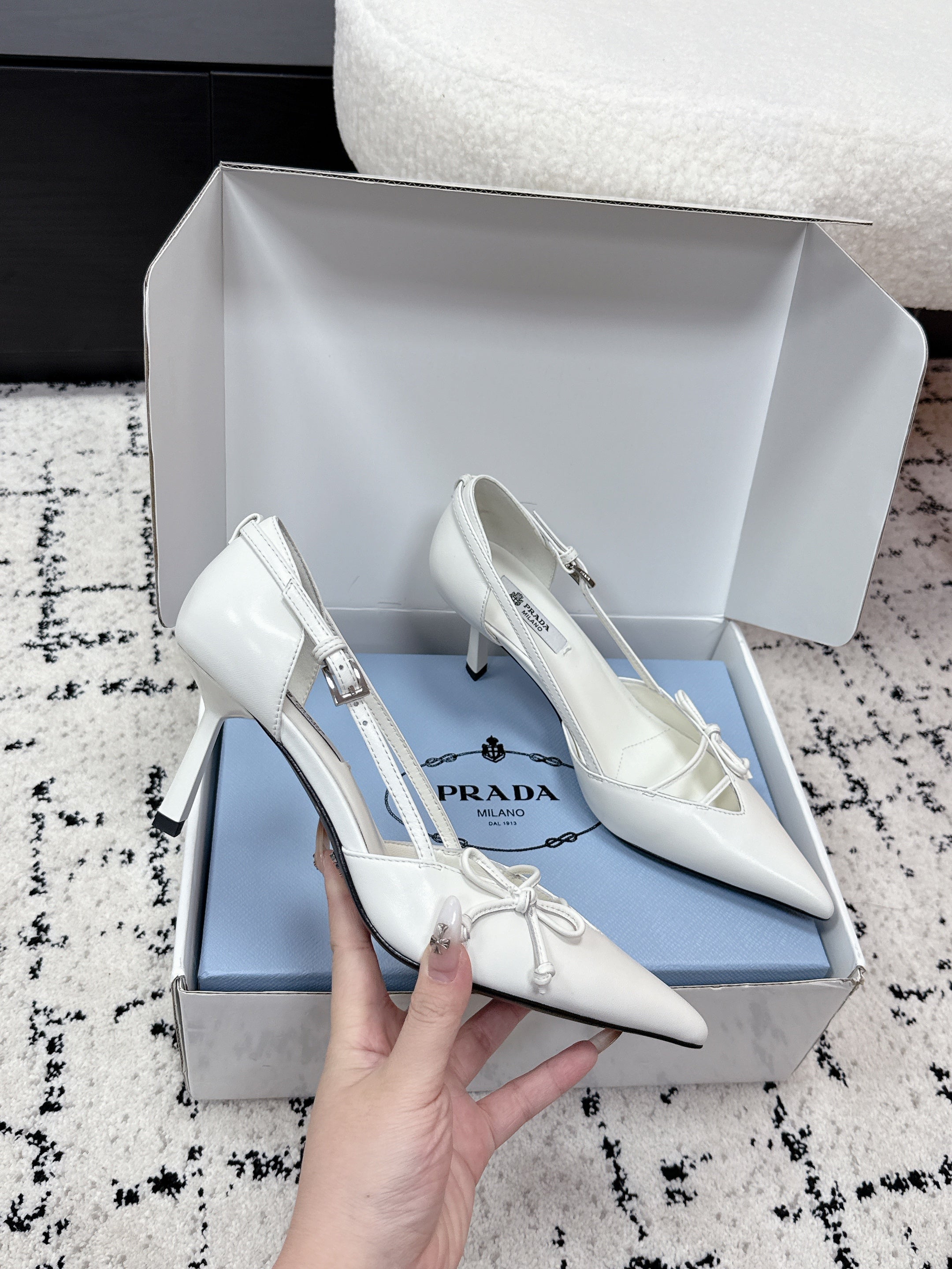 PRADA 26S POINTED-TOE HIGH HEELS 75MM IN WHITE CALFSKIN WITH BOW