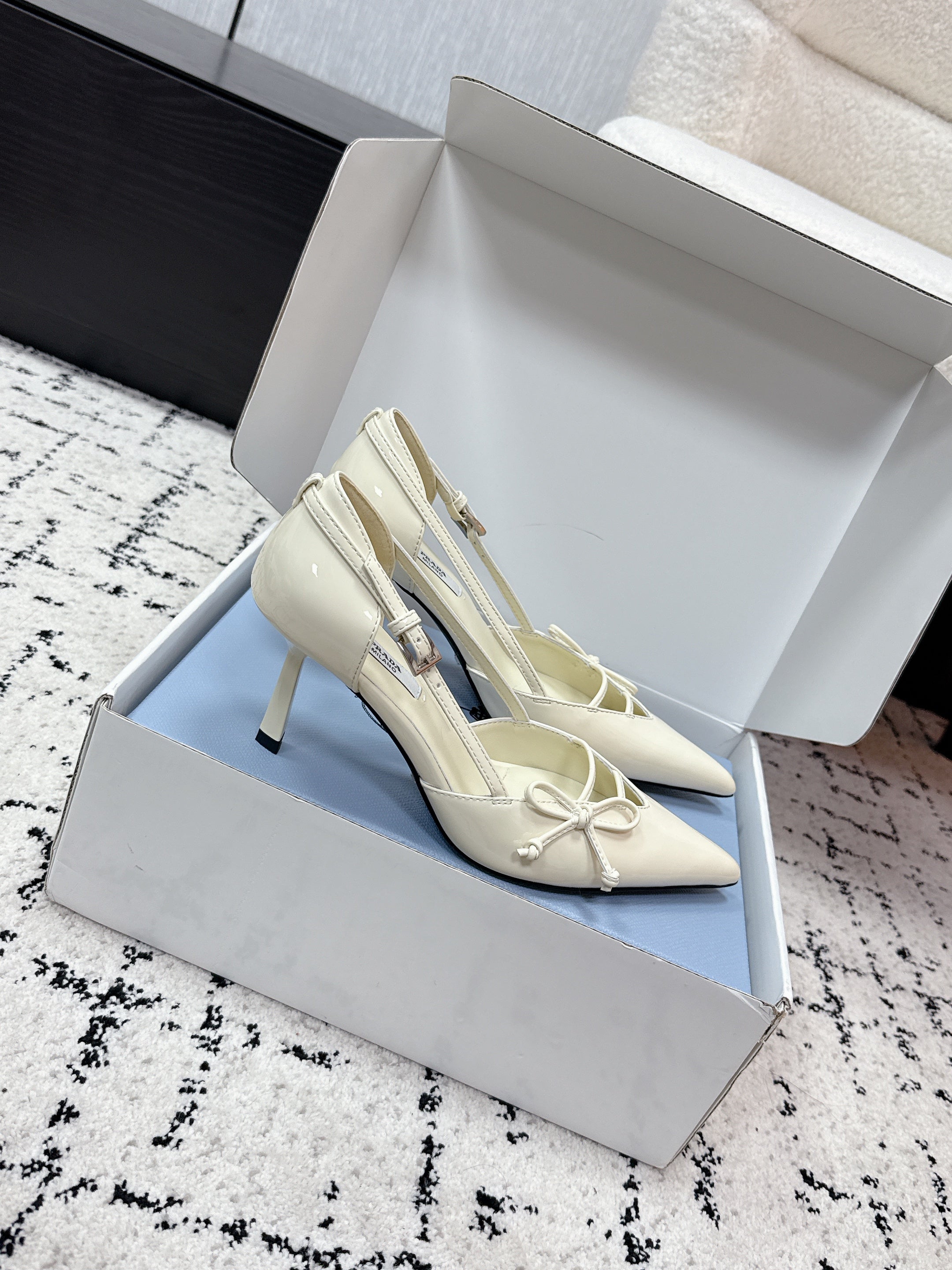 PRADA 26S POINTED-TOE HIGH HEELS 75MM IN IVORY WHITE PATENT CALFSKIN WITH BOW