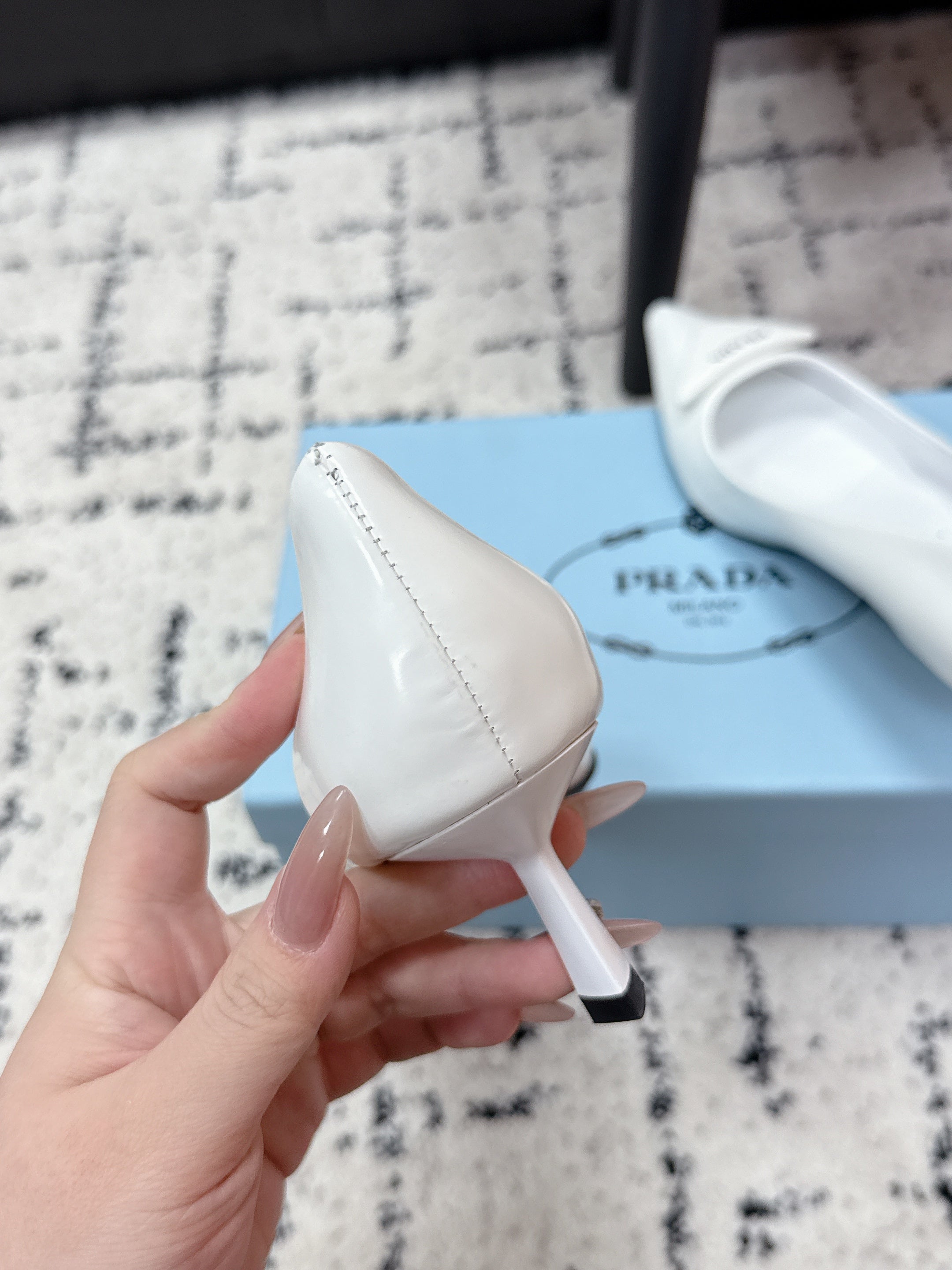 PRADA 26S POINTED-TOE HIGH HEELS 60MM IN WHITE PATENT CALFSKIN WITH LOGO