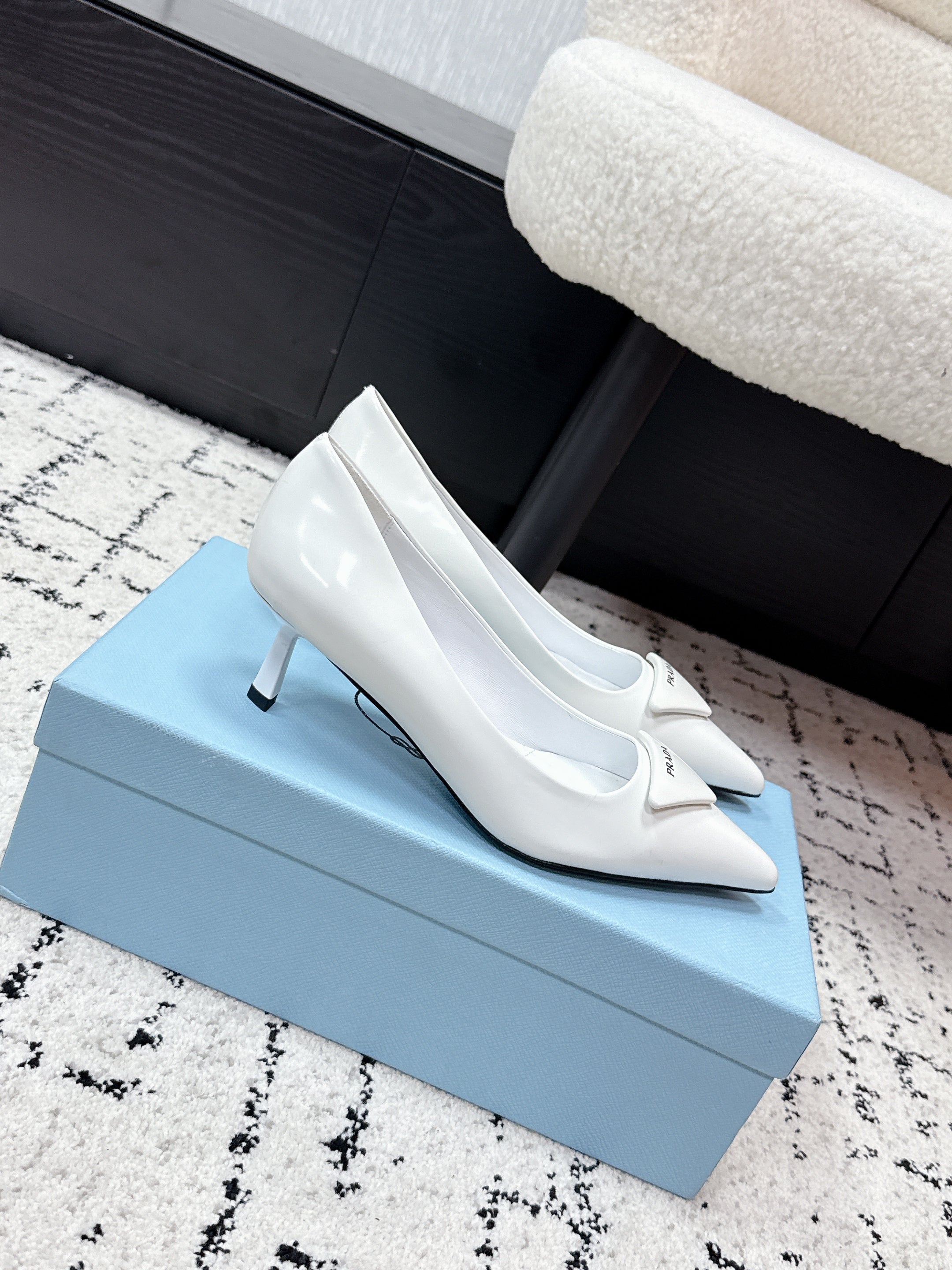PRADA 26S POINTED-TOE HIGH HEELS 60MM IN WHITE PATENT CALFSKIN WITH LOGO