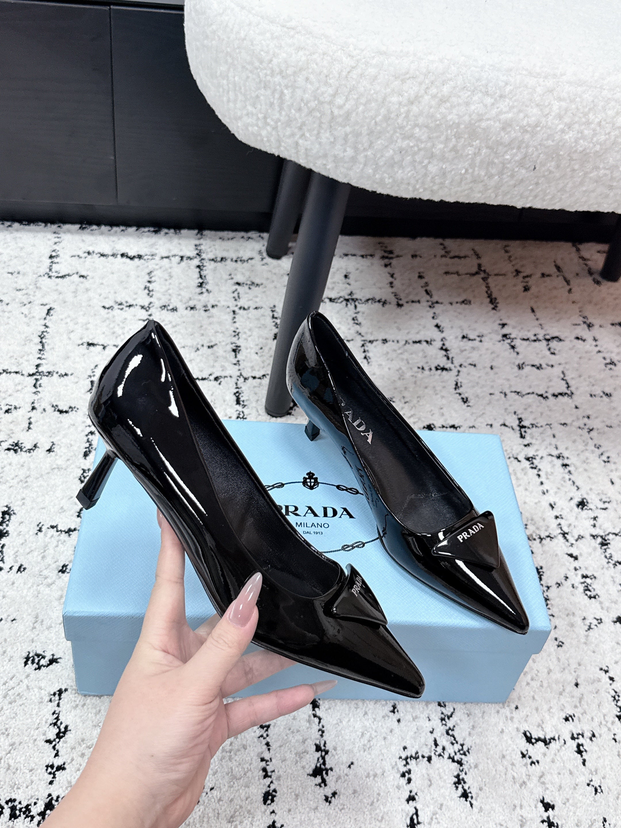 PRADA 26S POINTED-TOE HIGH HEELS 60MM IN BLACK PATENT CALFSKIN WITH LOGO