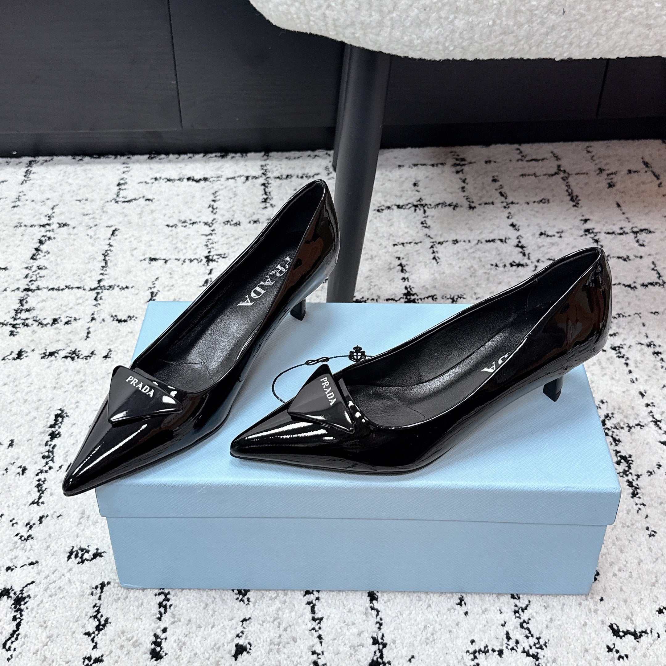 PRADA 26S POINTED-TOE HIGH HEELS 60MM IN BLACK PATENT CALFSKIN WITH LOGO